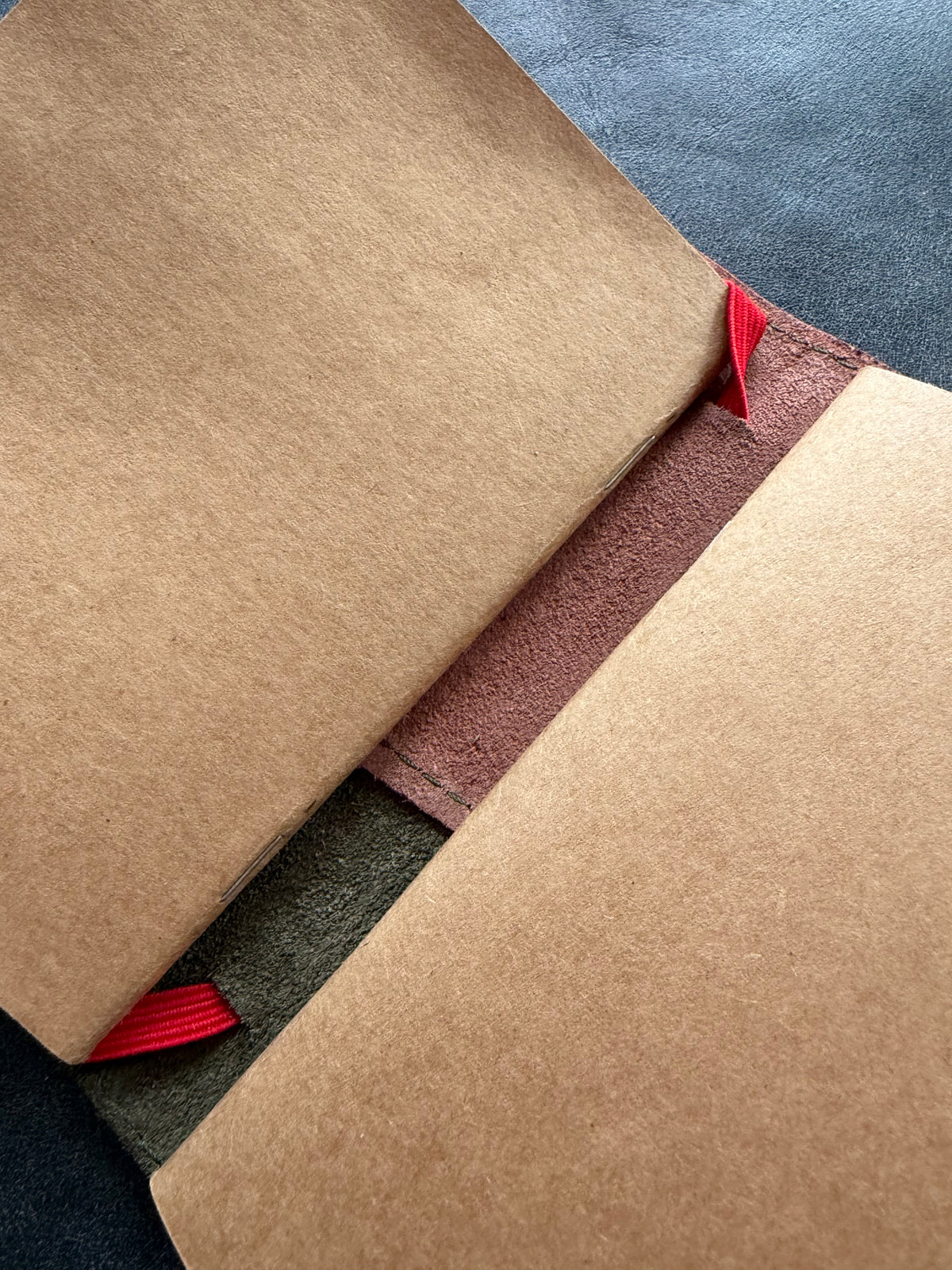 Libreta eterna cuero verde y cafe everest elastico rojo