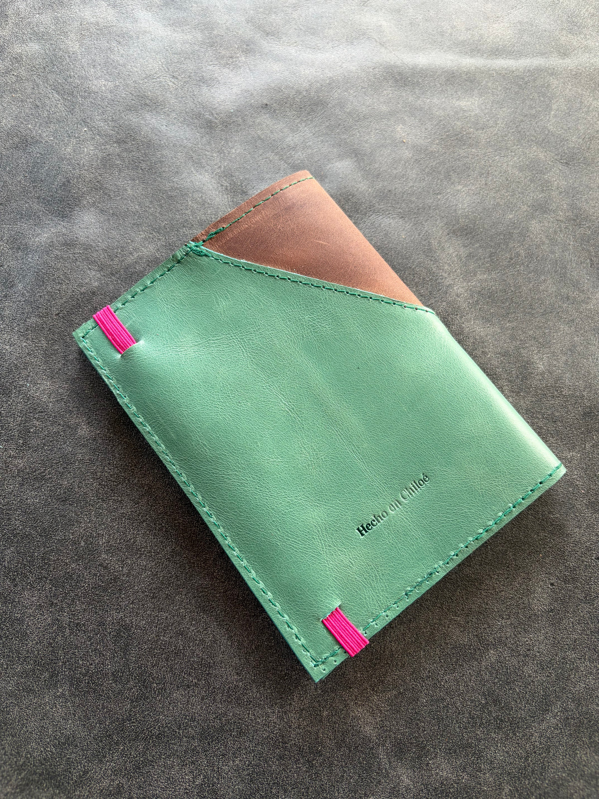 Libreta eterna basica cuero turquesa y café con elástico fucsia