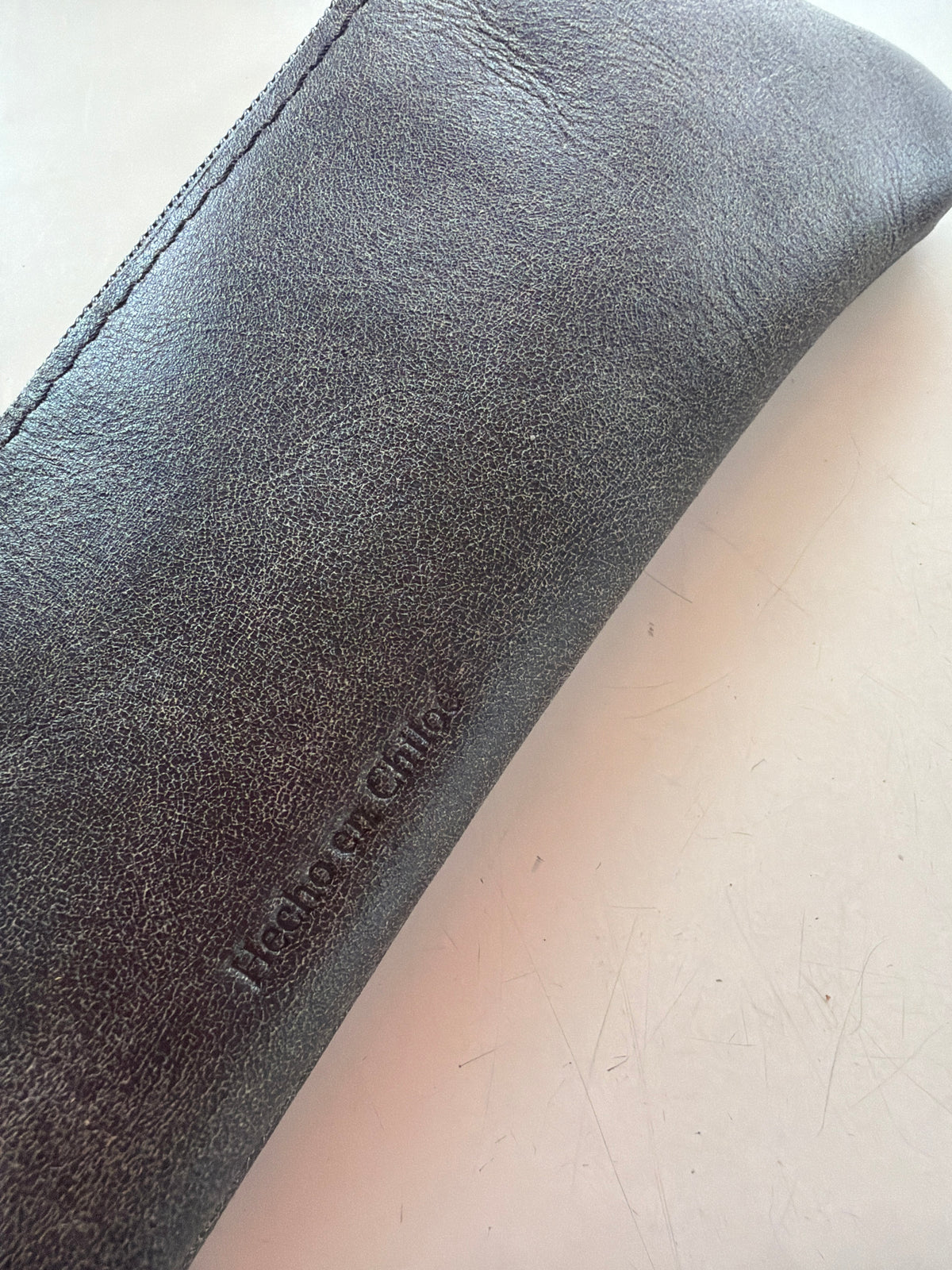 Estuche de cuero grafito envejecido
