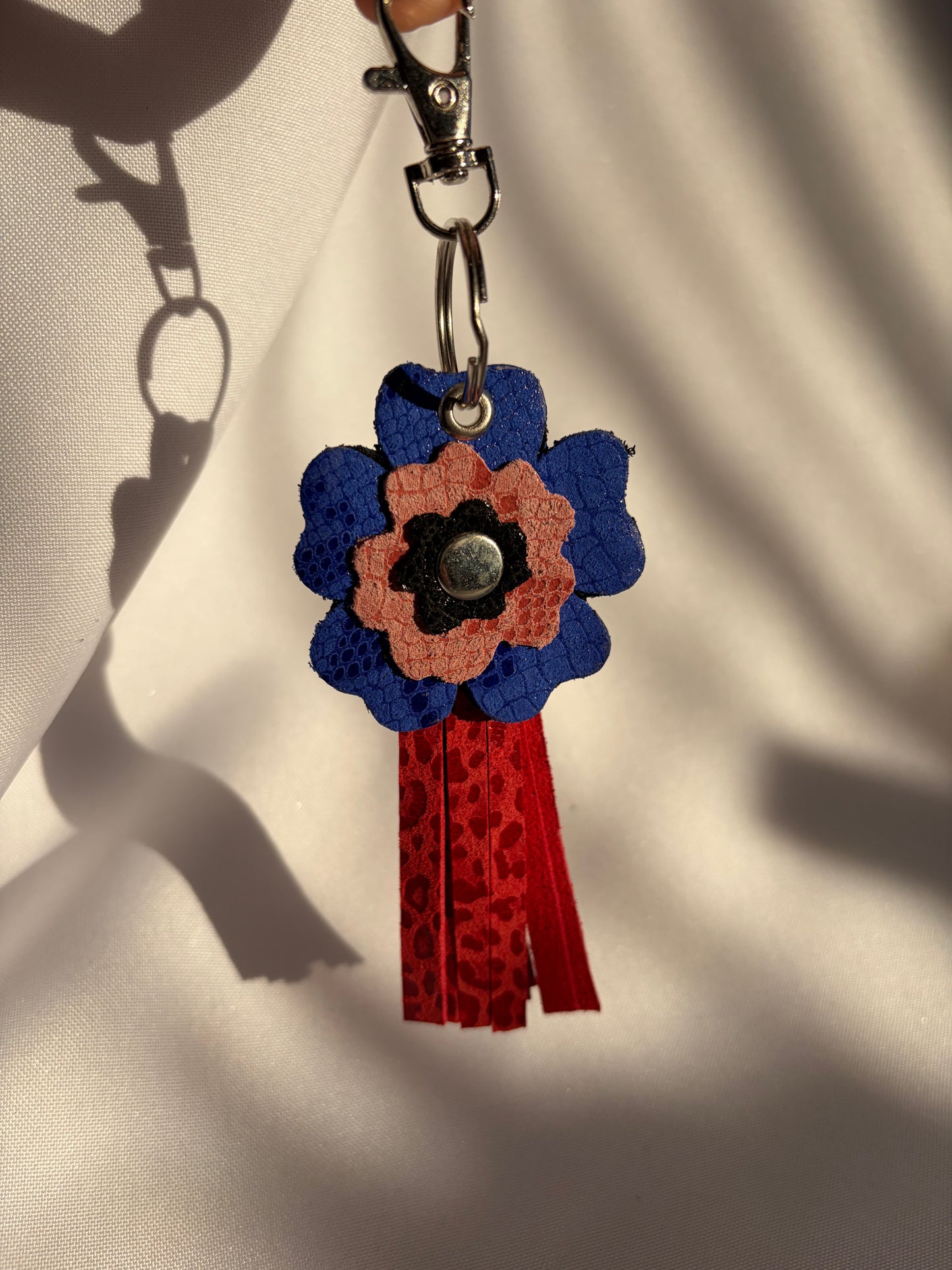 LLavero flor rojo y azul