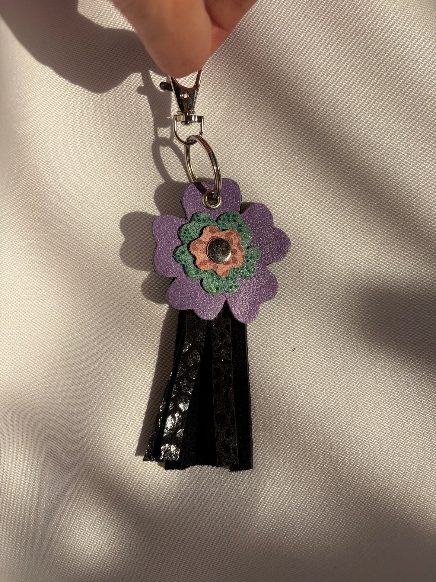 Llavero flor lila y negro