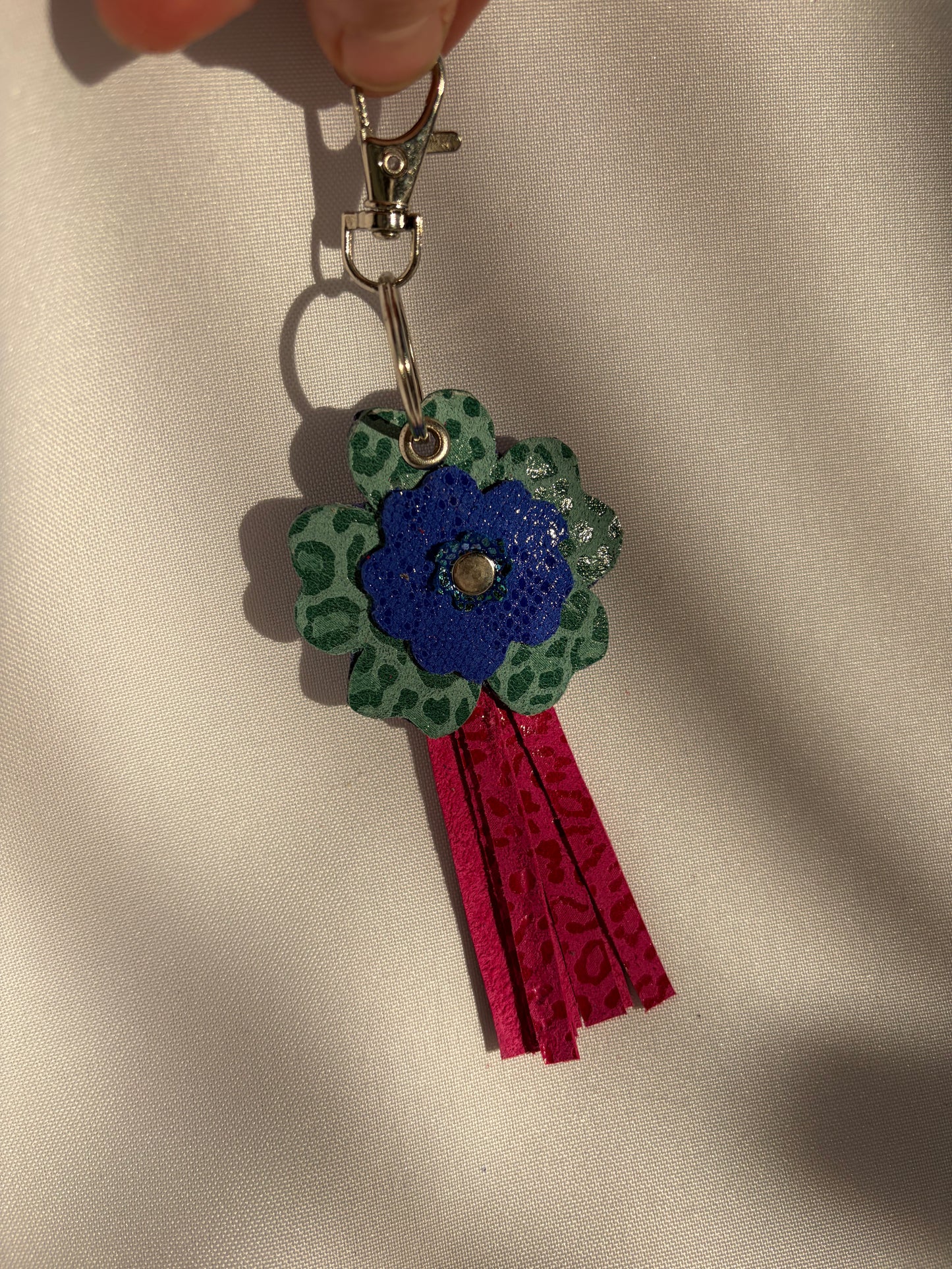 Llavero flor menta y fucsia