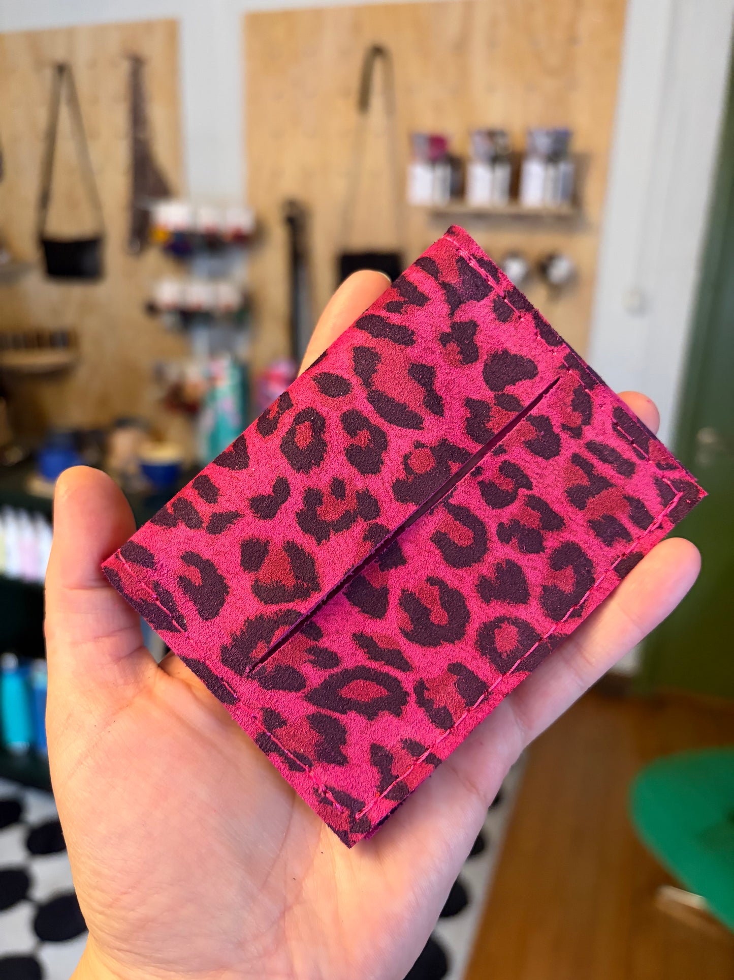 Tarjetero cuero doble animal print fucsia