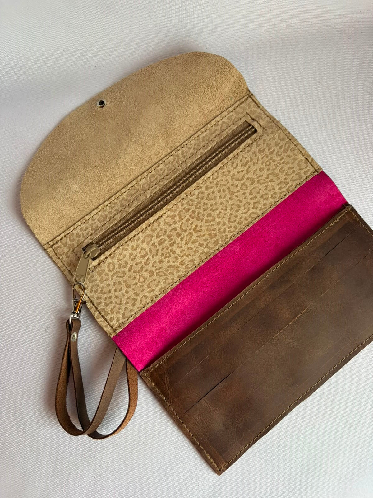 Billetera de cuero grande color Chita arena, chocolate y fucsia animal print