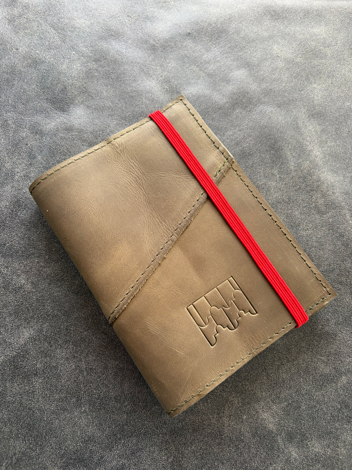 Libreta eterna básica cuero verde elástico rojo