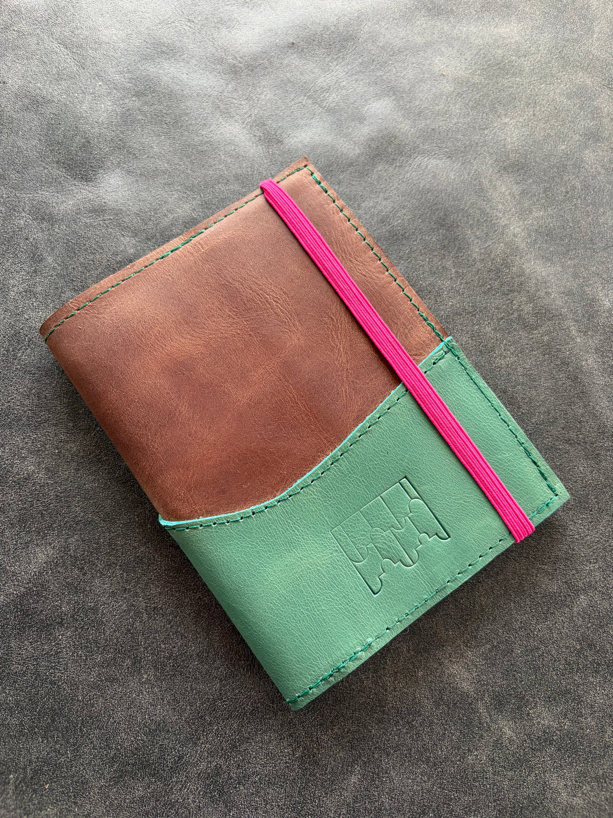 Libreta eterna basica cuero turquesa y café con elástico fucsia