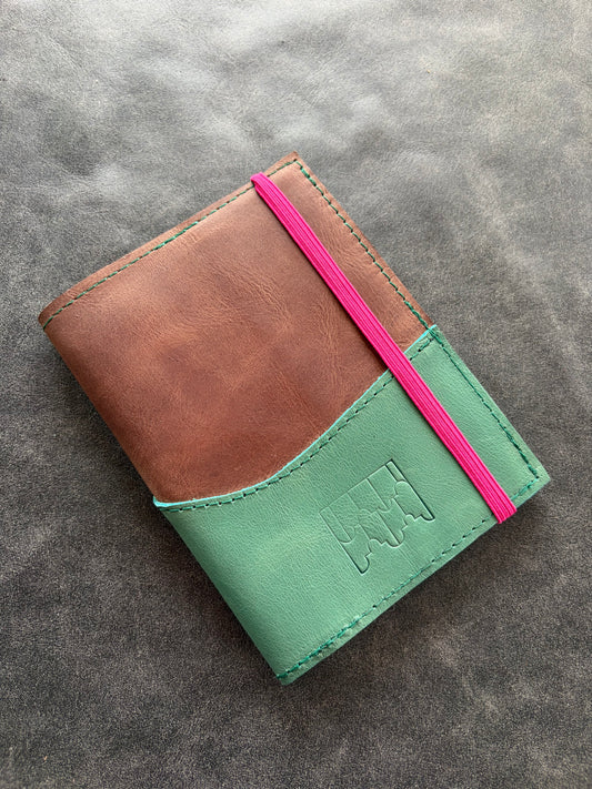 Libreta eterna basica cuero turquesa y café con elástico fucsia