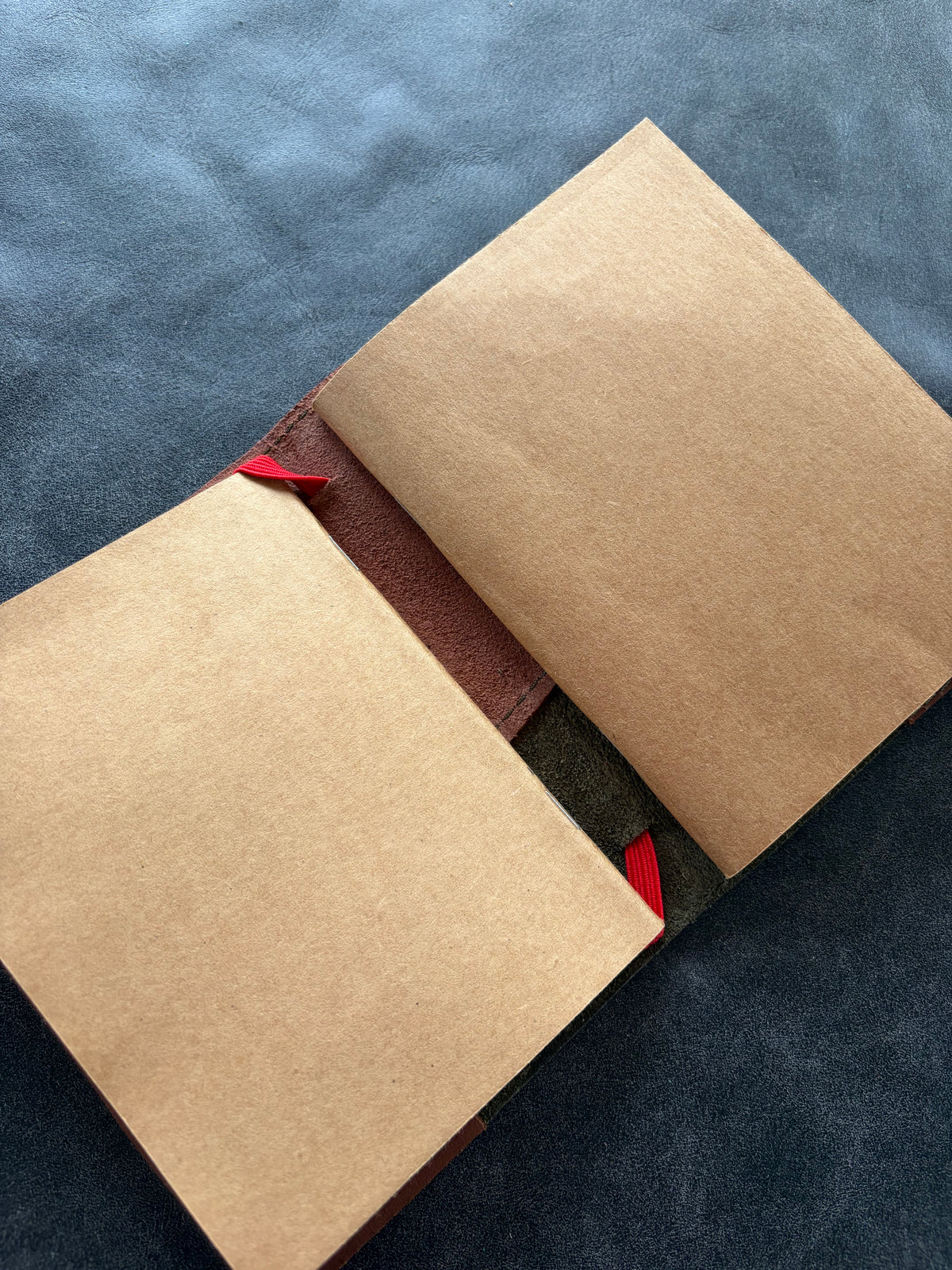Libreta eterna cuero verde y cafe everest elastico rojo