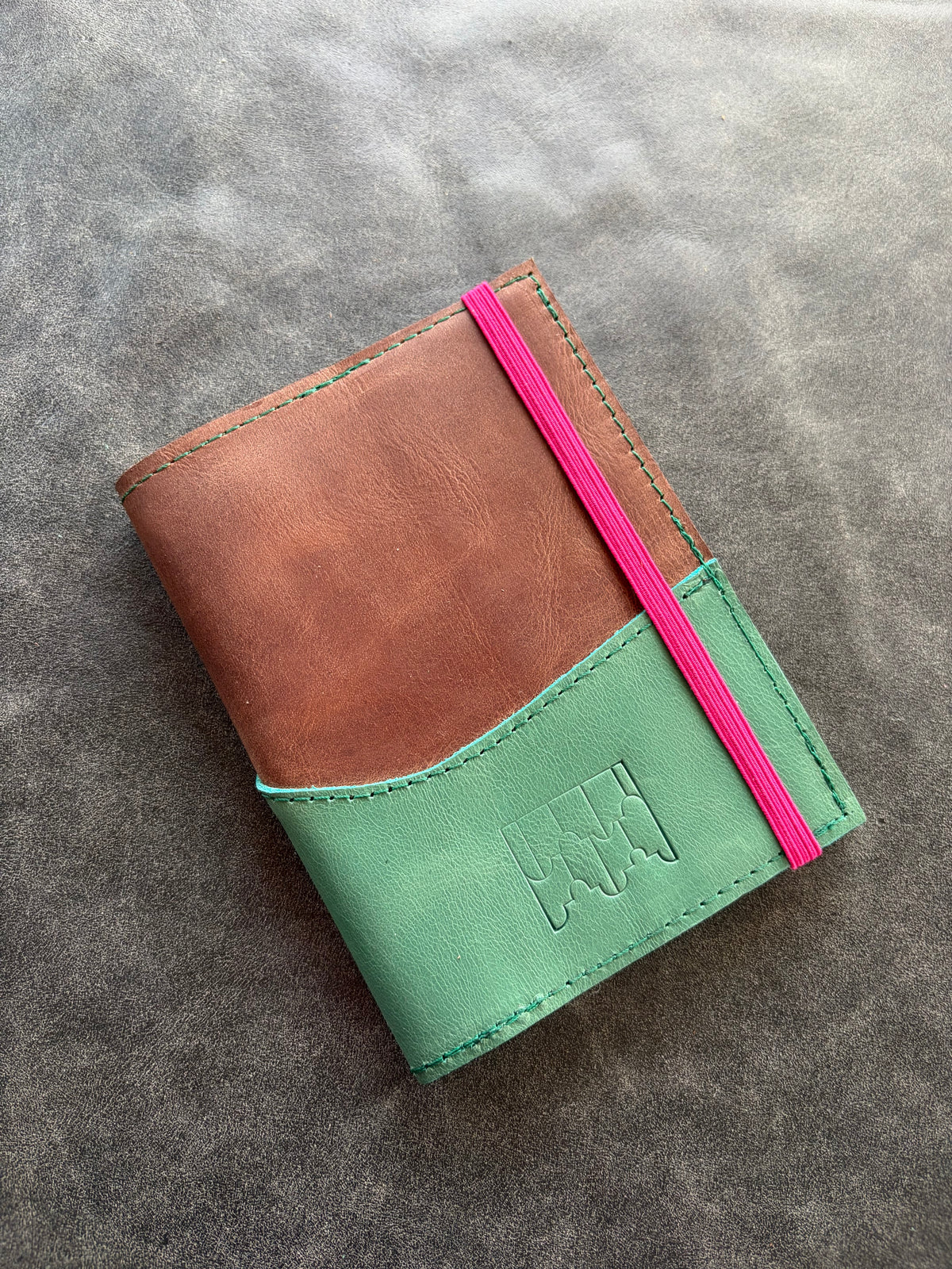 Libreta eterna basica cuero turquesa y café con elástico fucsia