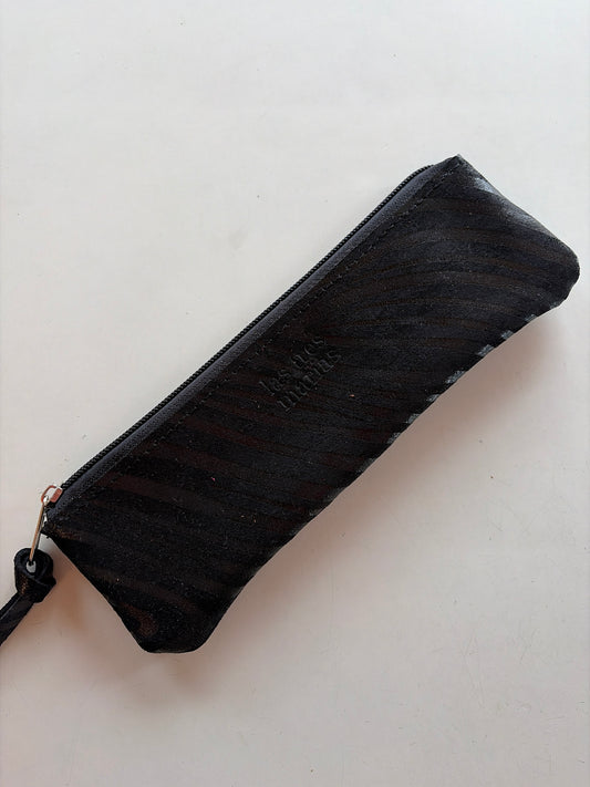 Estuche de cuero cebra negro