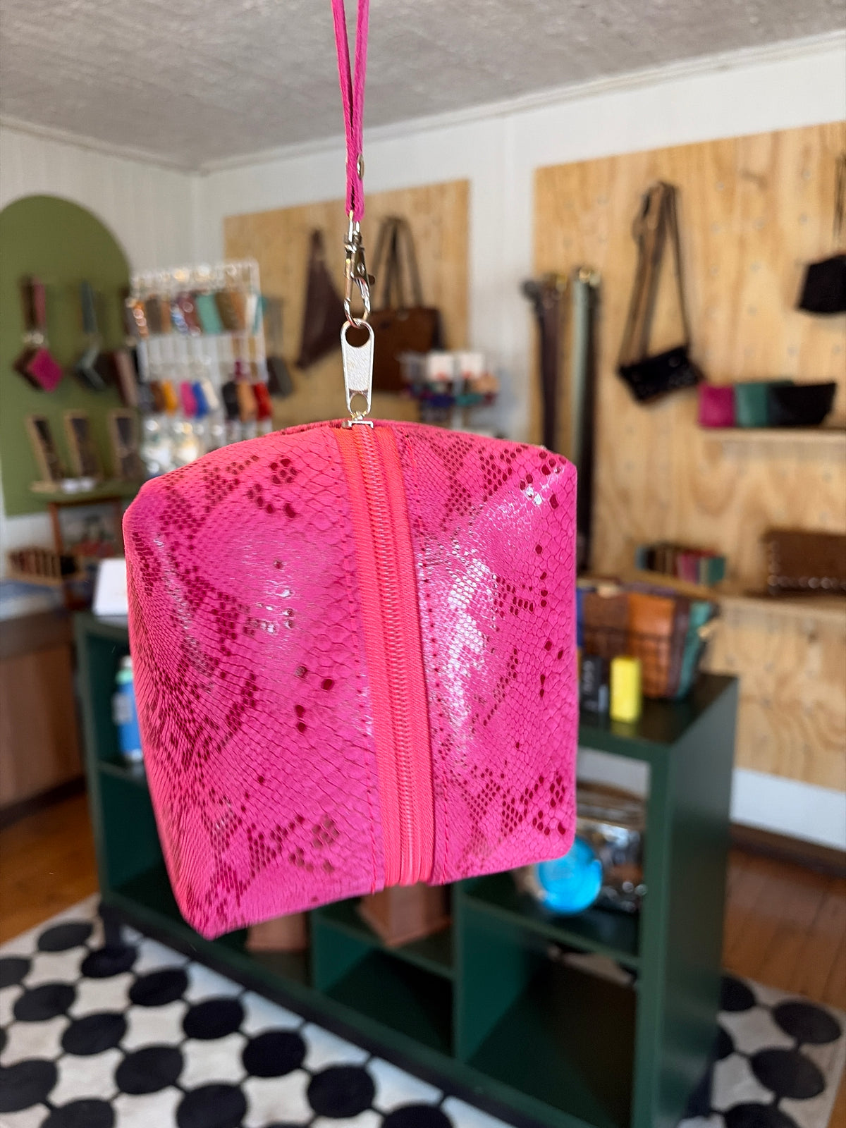 Cosmetiquero box de cuero fucsia pitón