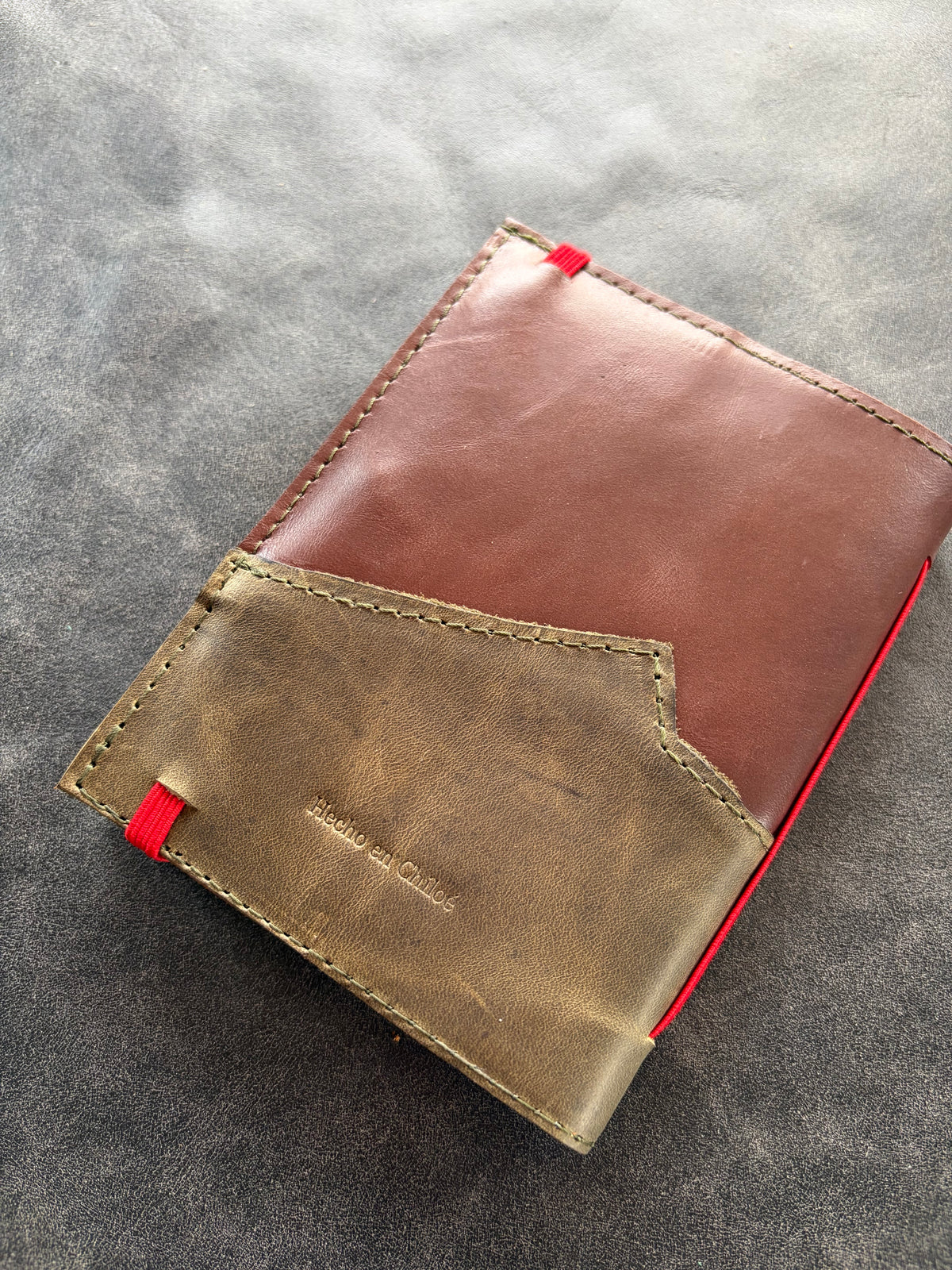 Libreta eterna cuero verde y cafe everest elastico rojo