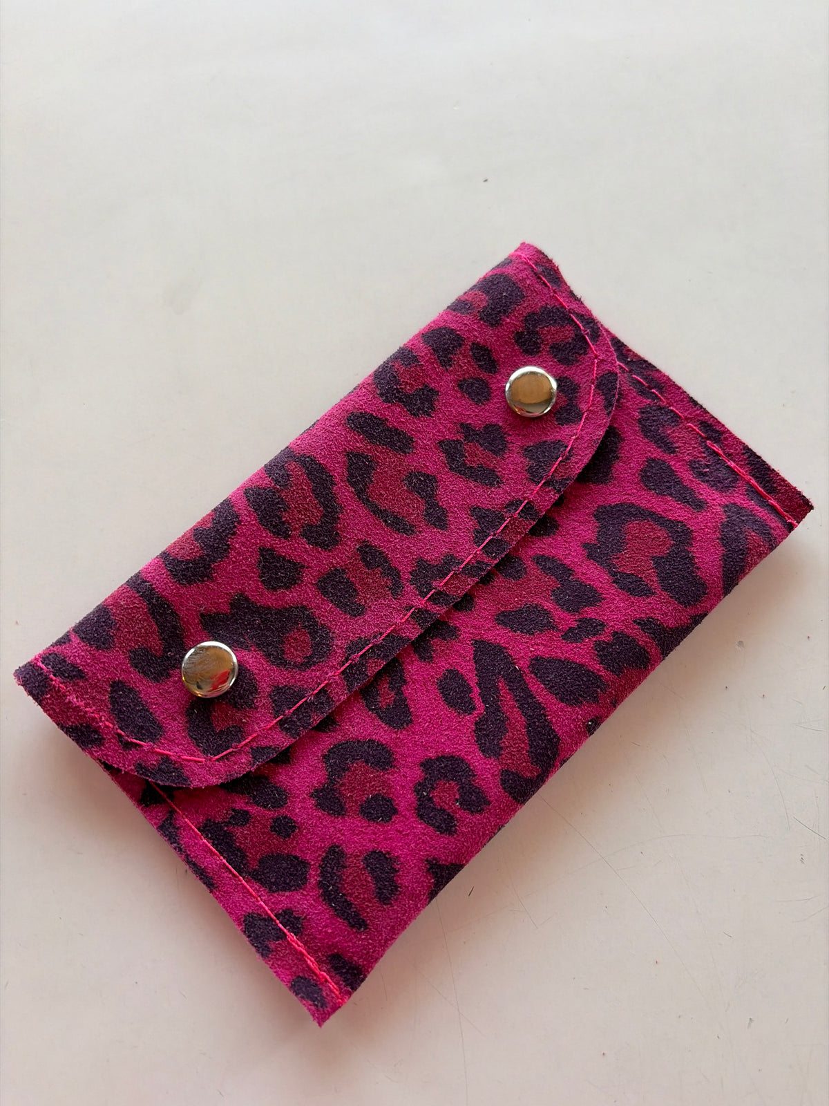 Tarjetero doble broche animal print fucsia