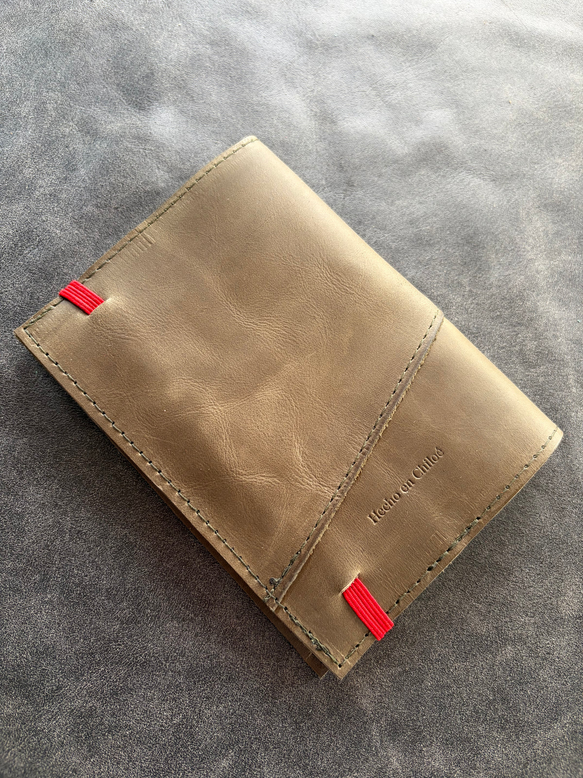 Libreta eterna básica cuero verde elástico rojo