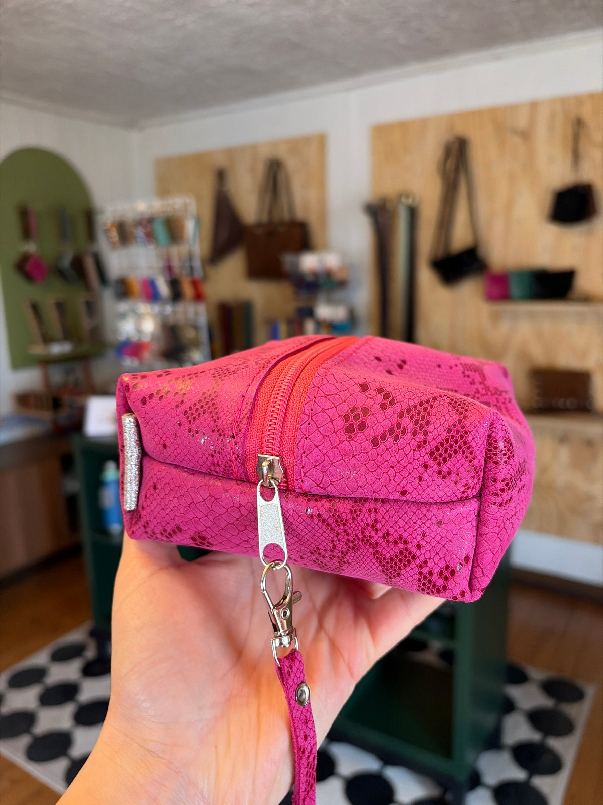Cosmetiquero box de cuero fucsia pitón