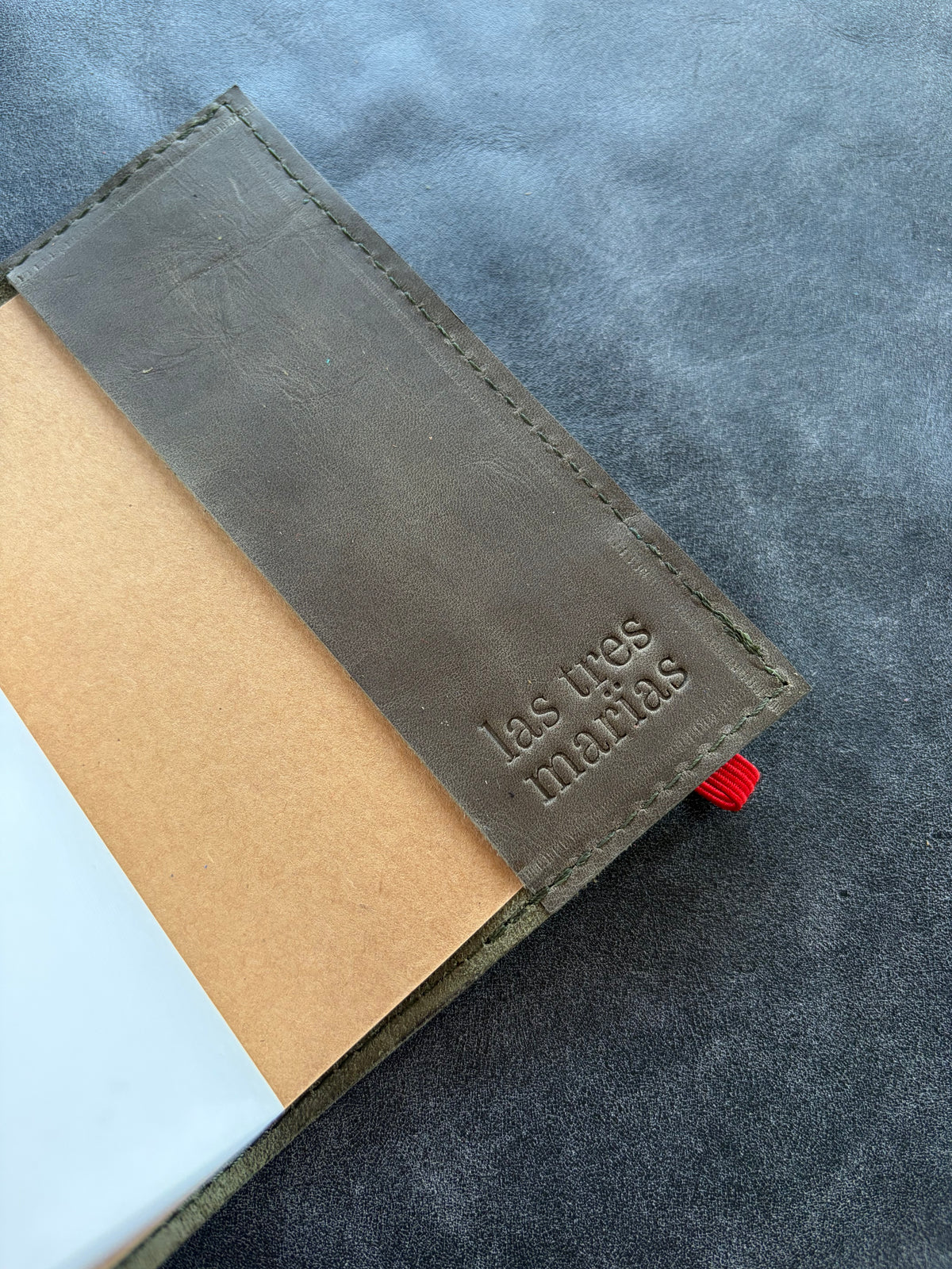 Libreta eterna básica cuero verde elástico rojo