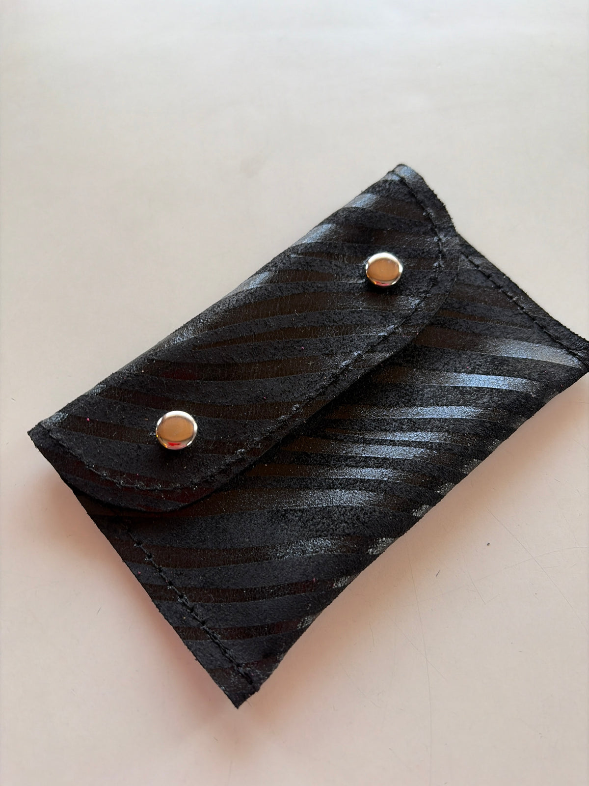Tarjetero doble broche cebra negra