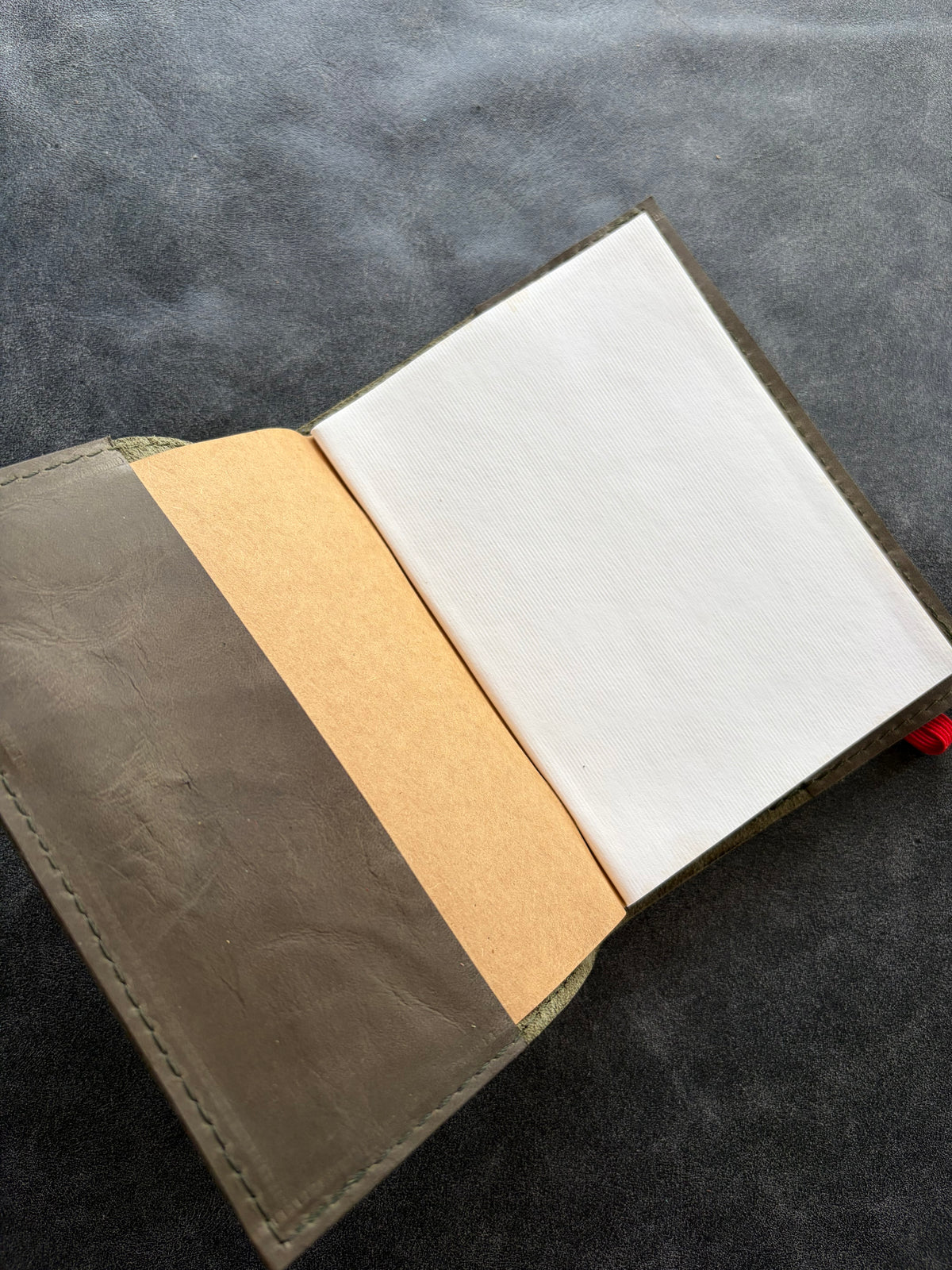 Libreta eterna básica cuero verde elástico rojo