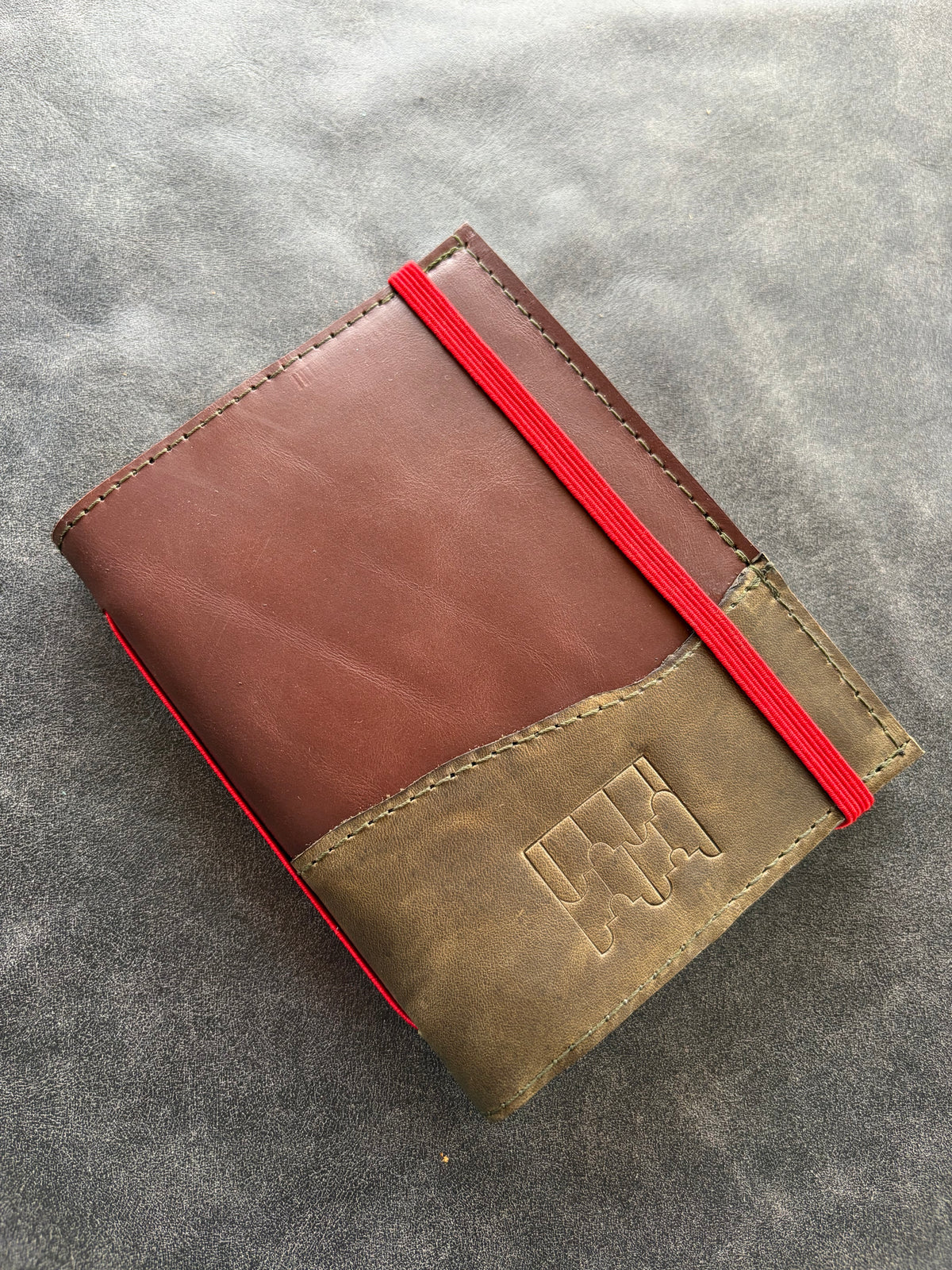 Libreta eterna cuero verde y cafe everest elastico rojo