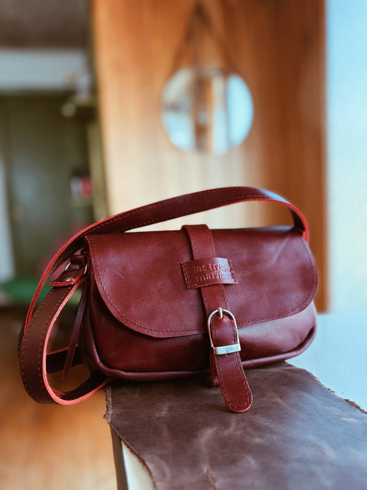 Bandolera mini simone de cuero guinda