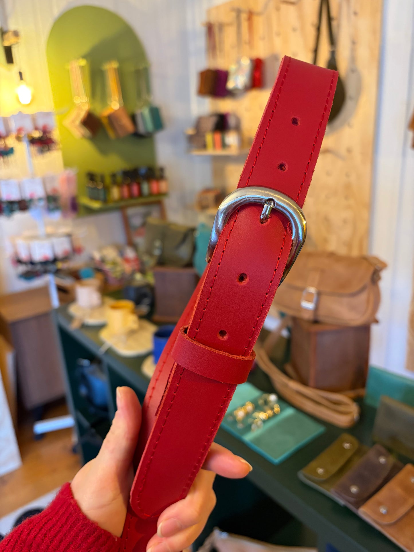 Cinturón básico de cuero rojo hebilla niquelada