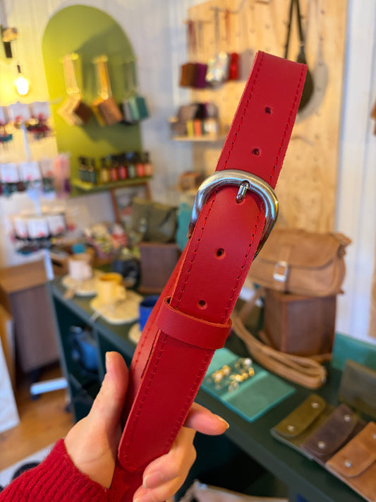 Cinturón básico de cuero rojo hebilla niquelada