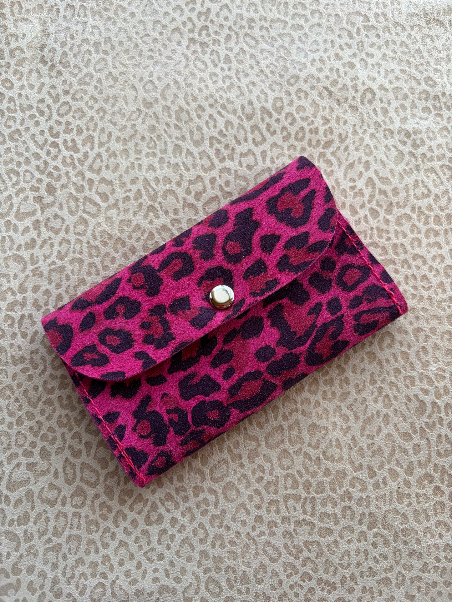 Joyero de cuero para cartera animal print fucsia