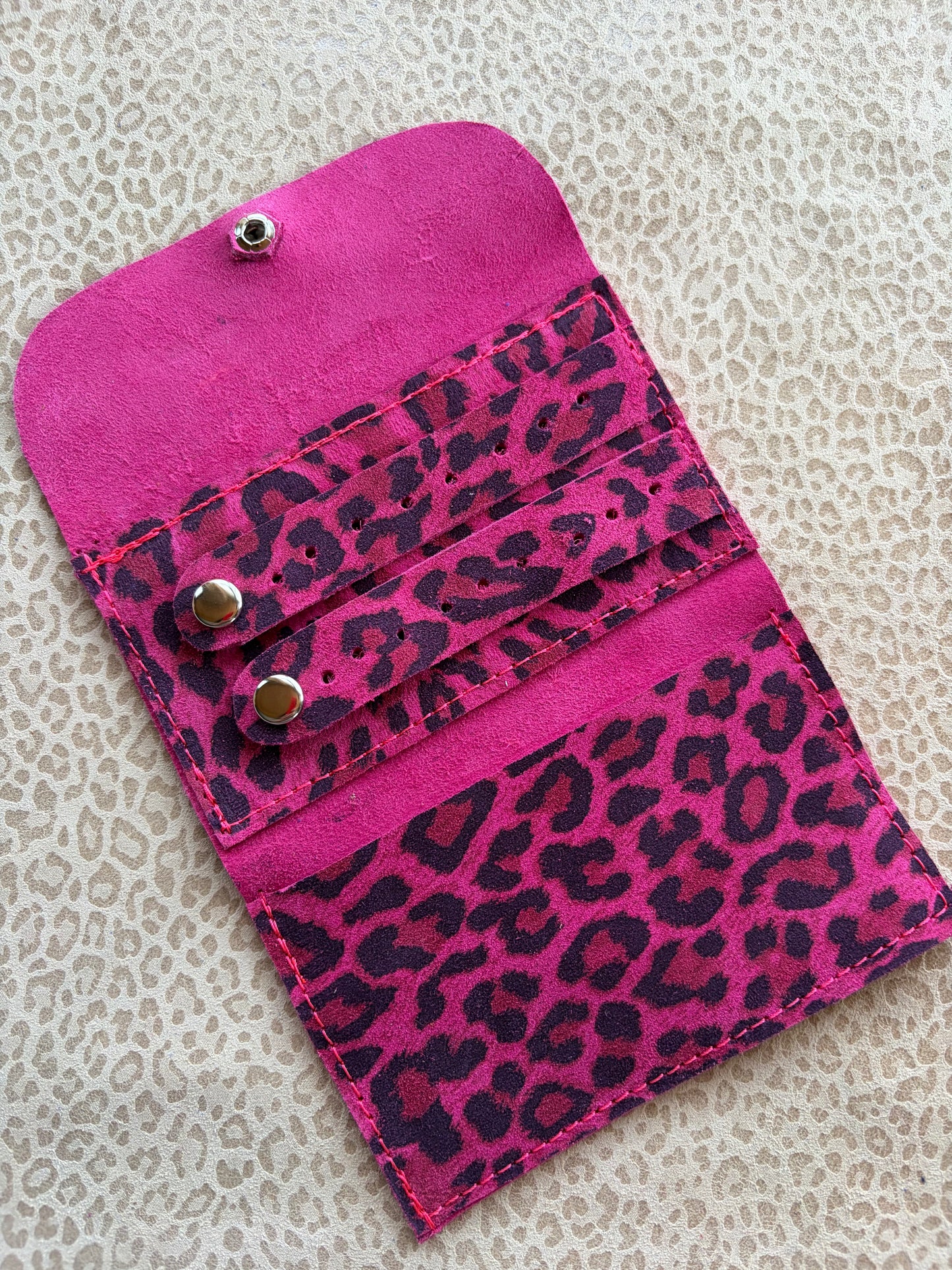 Joyero de cuero para cartera animal print fucsia