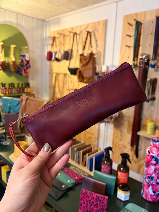 Estuche de cuero guinda