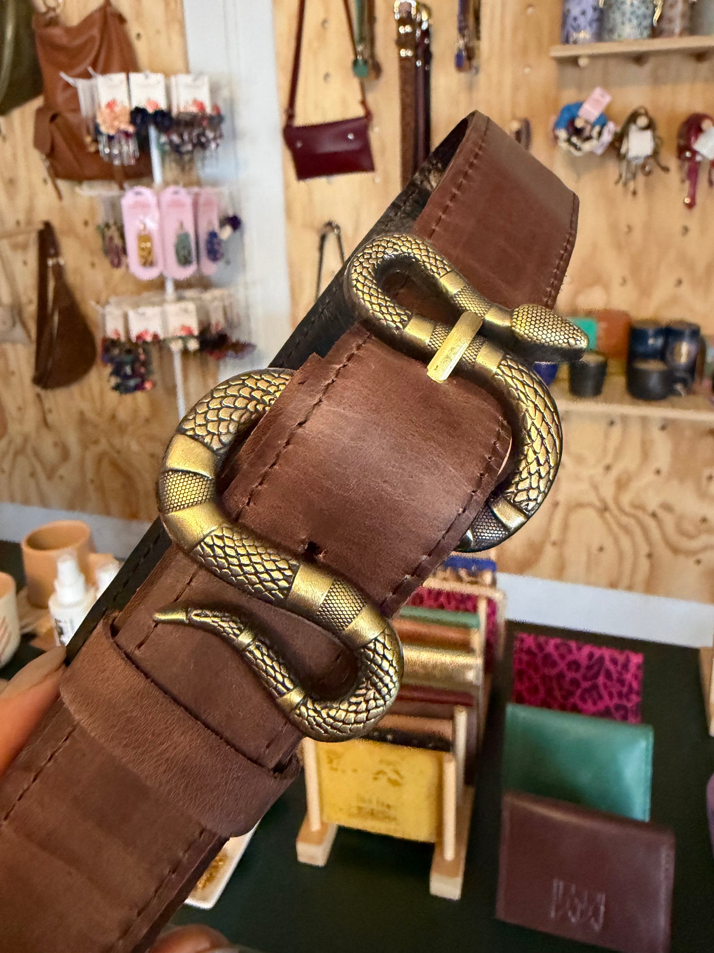 Cinturon cuero chocolate hebilla snake envejecida
