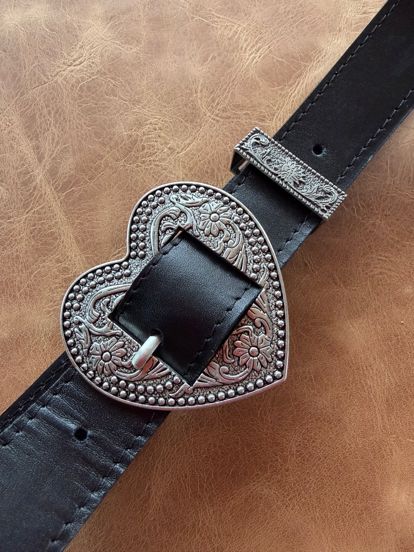 Cinturon cuero negro hebilla diseño corazón níquel