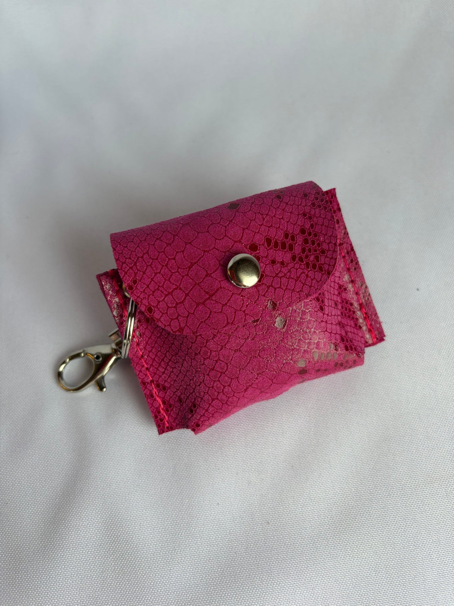 Funda AirPods cuero fucsia pitón