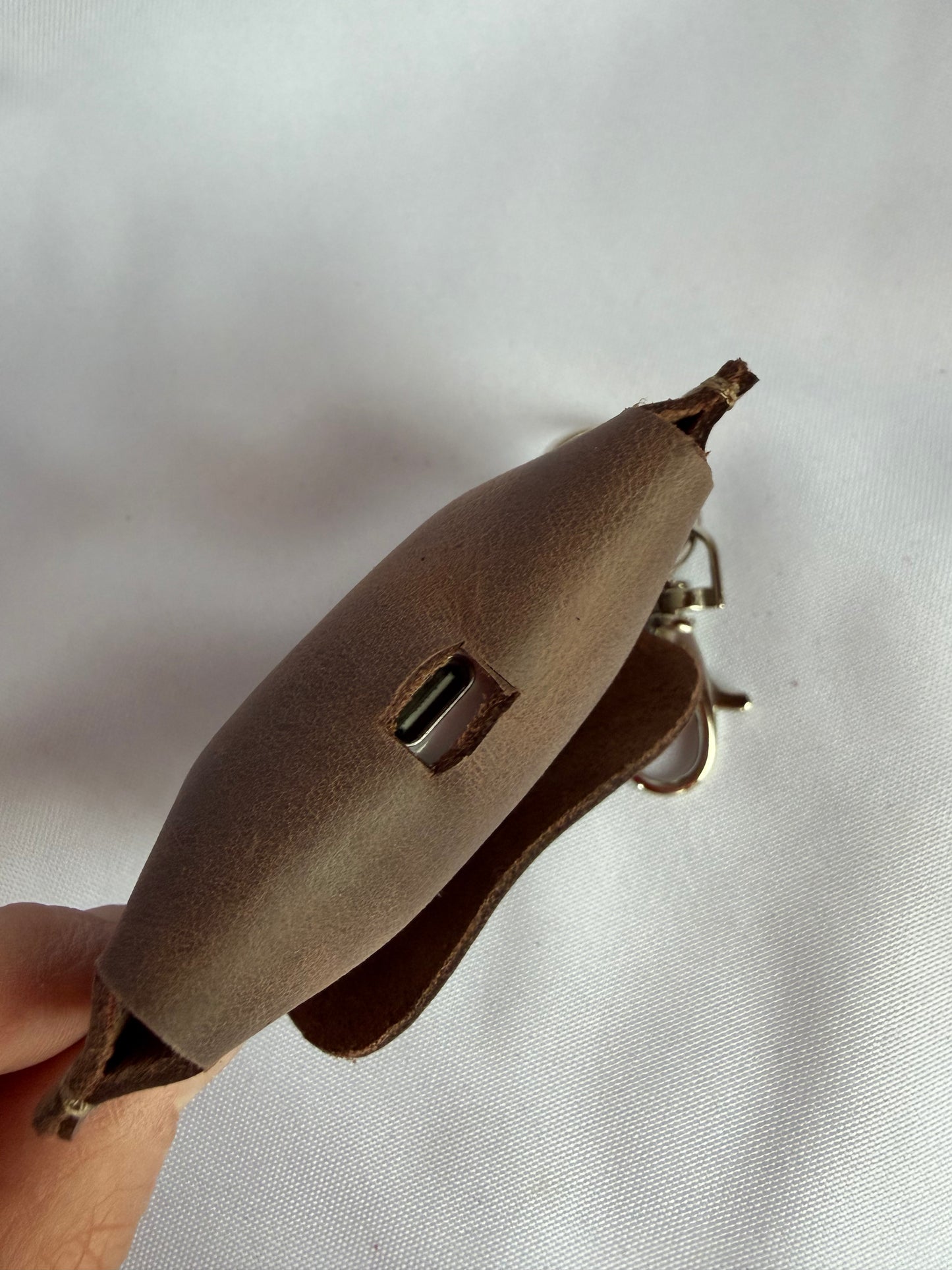 Funda AirPods cuero Everest chocolate