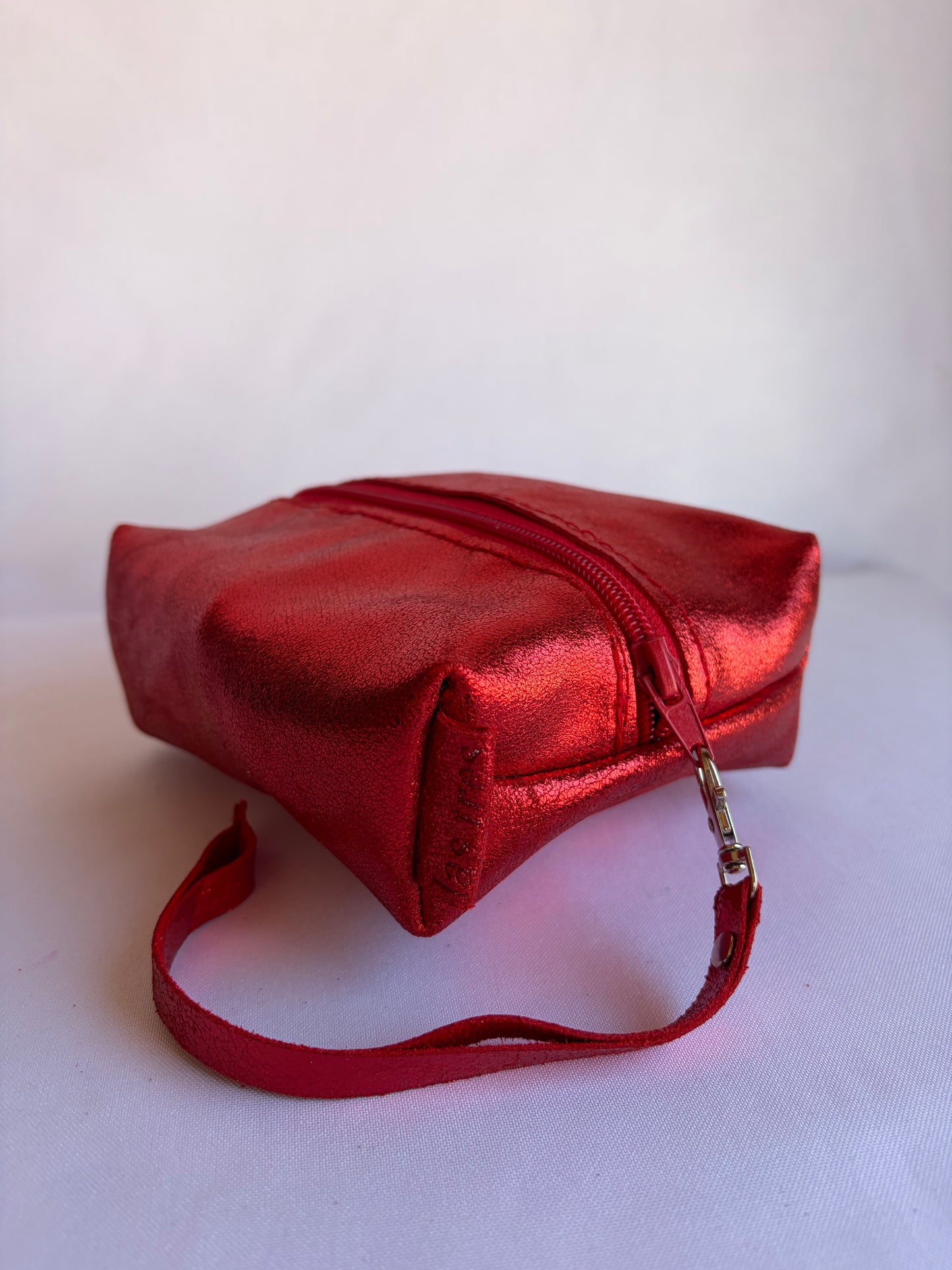 Cosmetiquero de cuero box rojo metalico