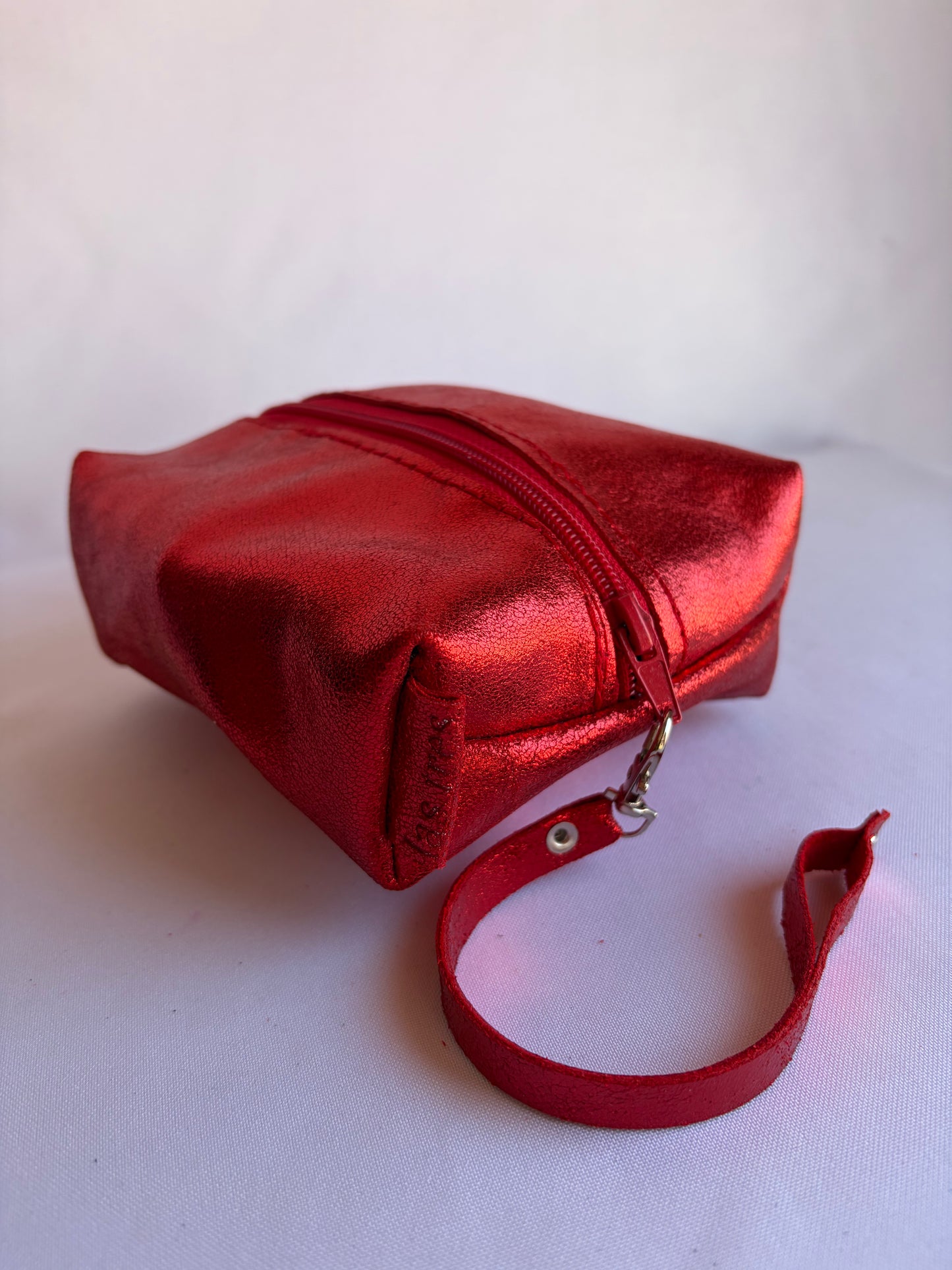 Cosmetiquero de cuero box rojo metalico