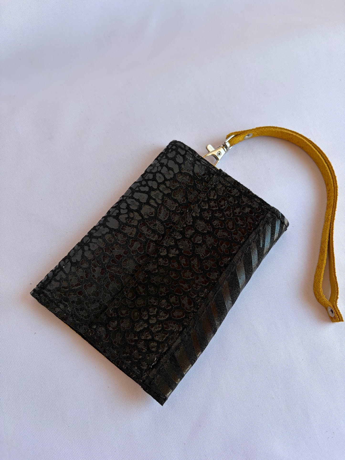Billetera de cuero mediana mixta ( mostaza, cebra y chita negro)
