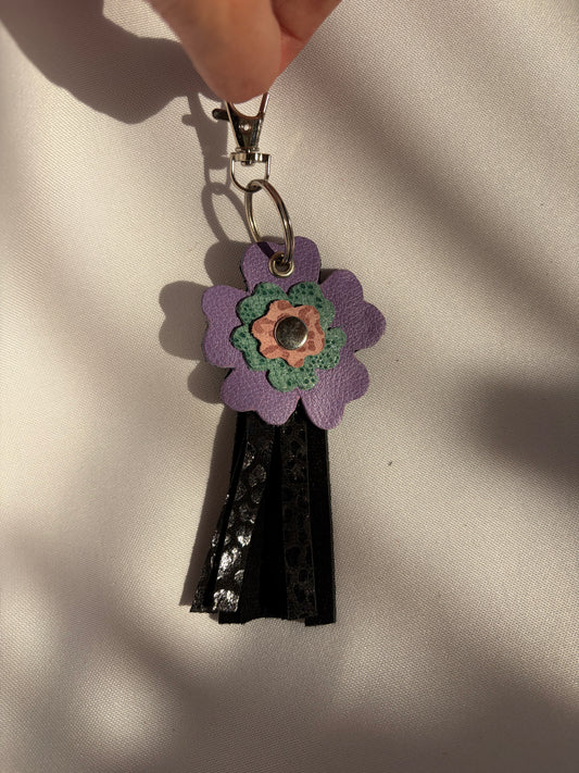 Llavero flor lila y negro