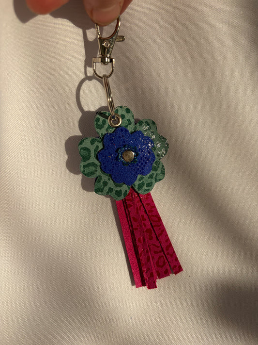 Llavero flor menta y fucsia
