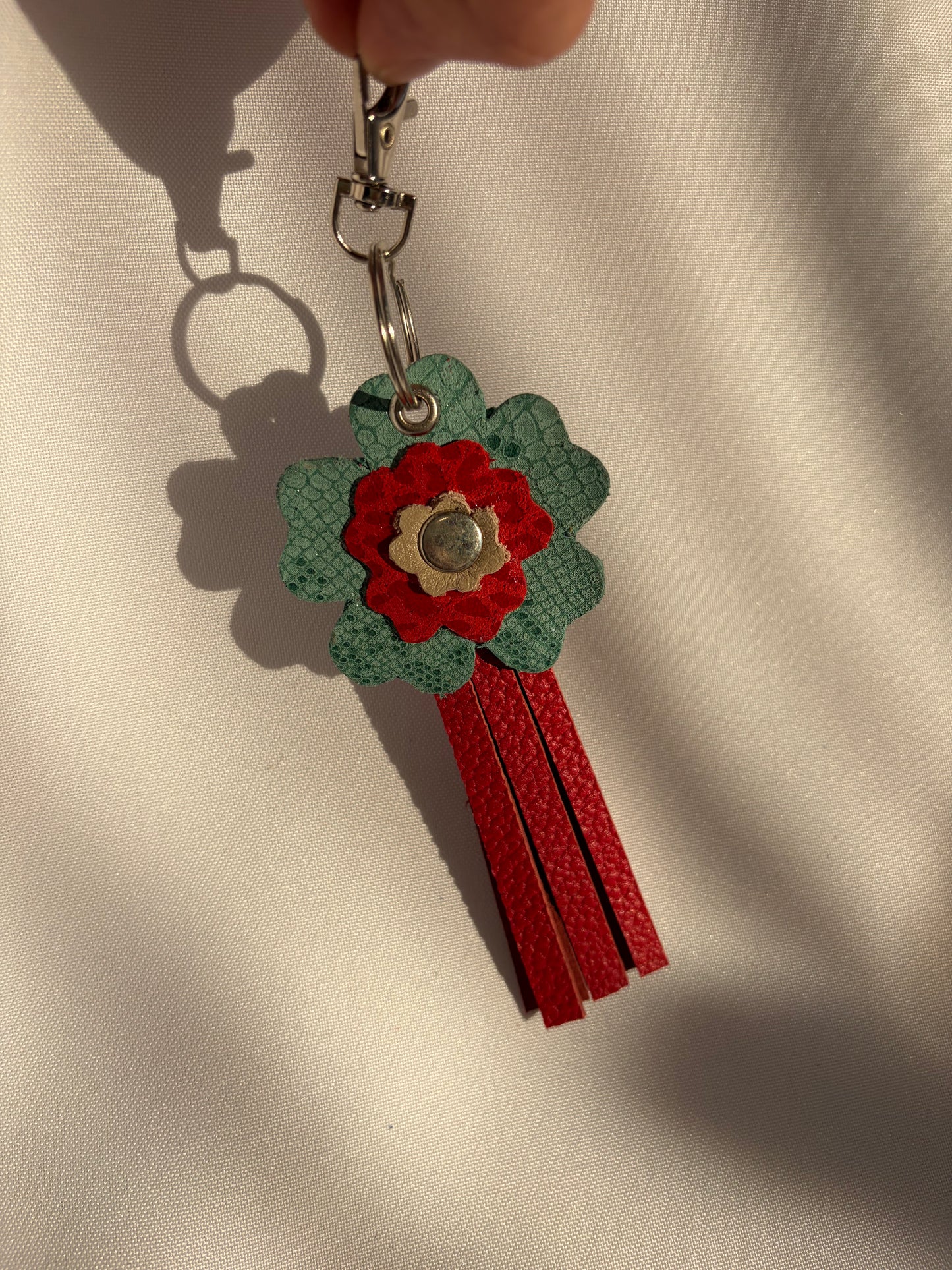 Llavero flor menta y rojo