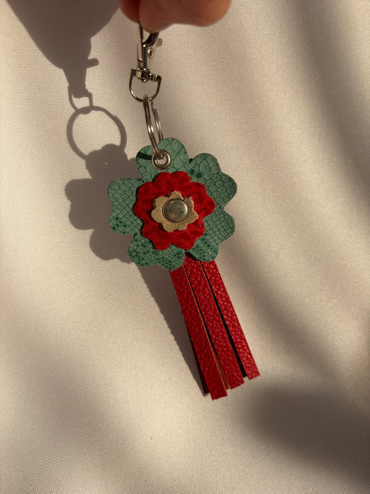 Llavero flor menta y rojo