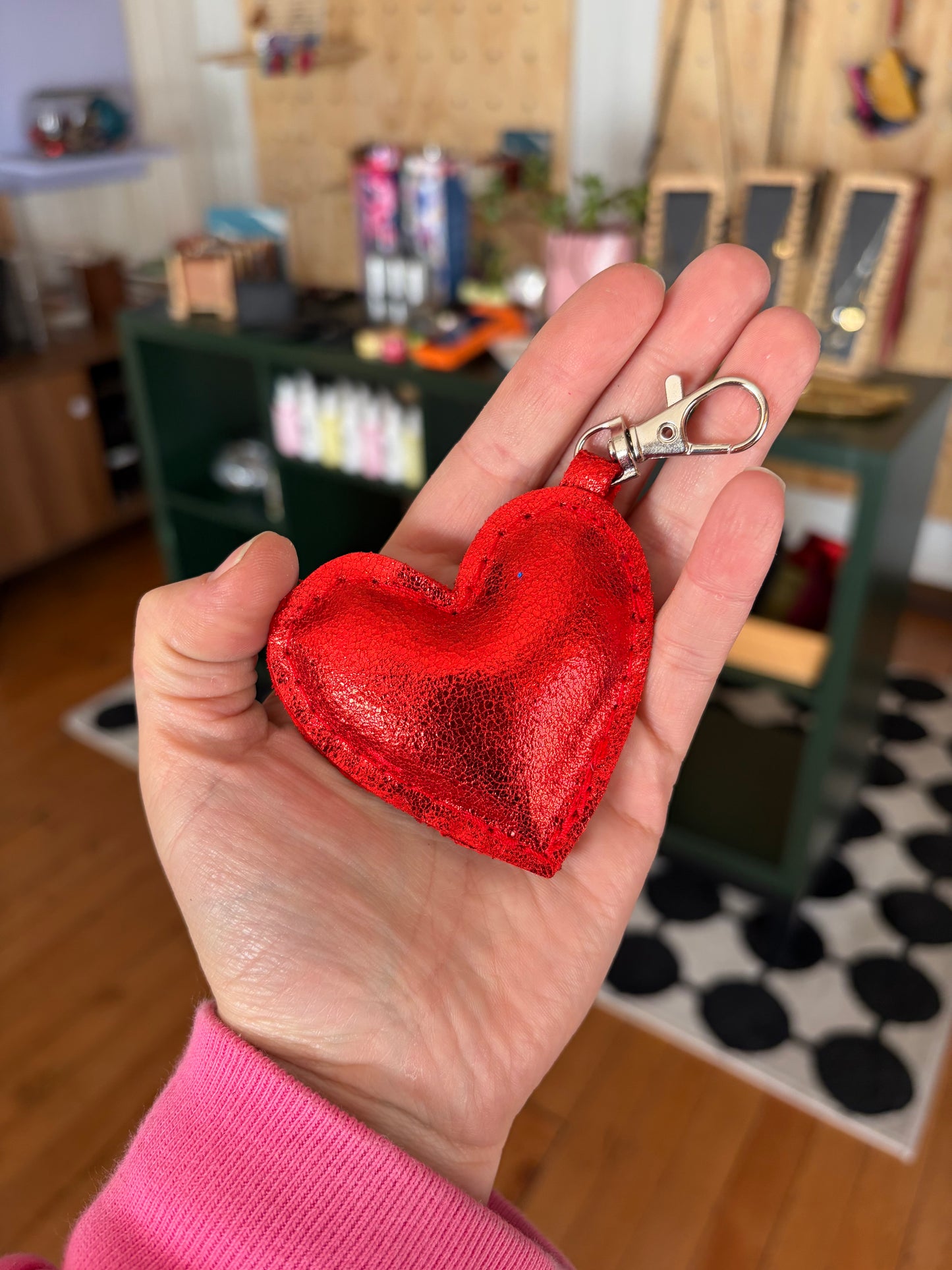 Corazón rojo metalico