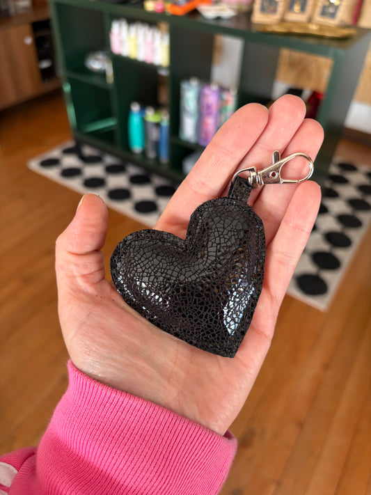 Corazón negro craquelado
