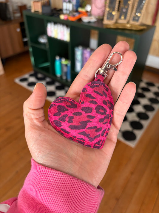 Corazón animal print fucsia