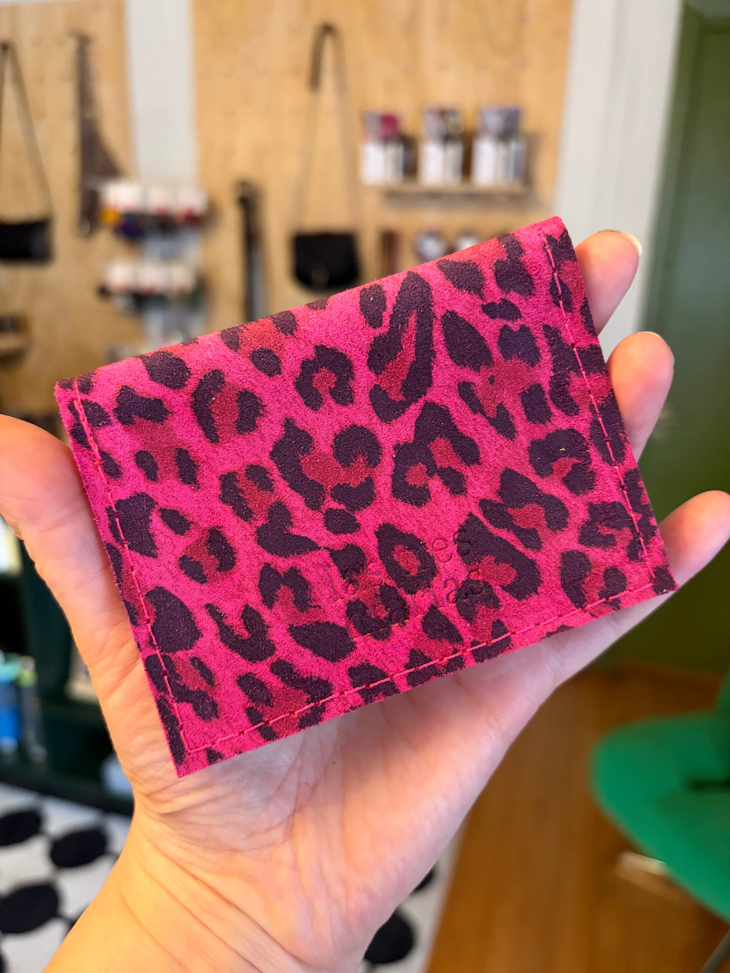 Tarjetero cuero doble animal print fucsia