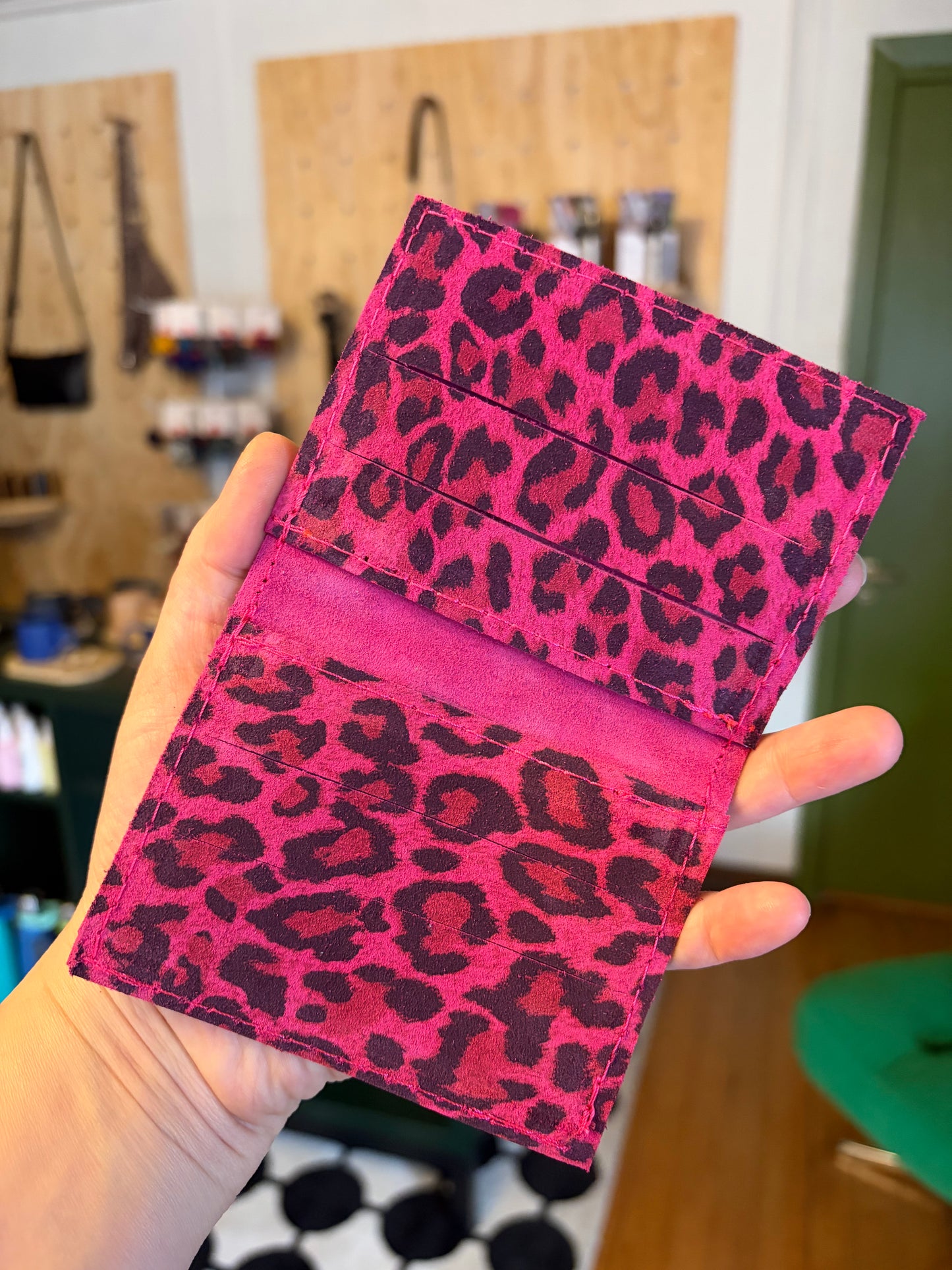 Tarjetero cuero doble animal print fucsia