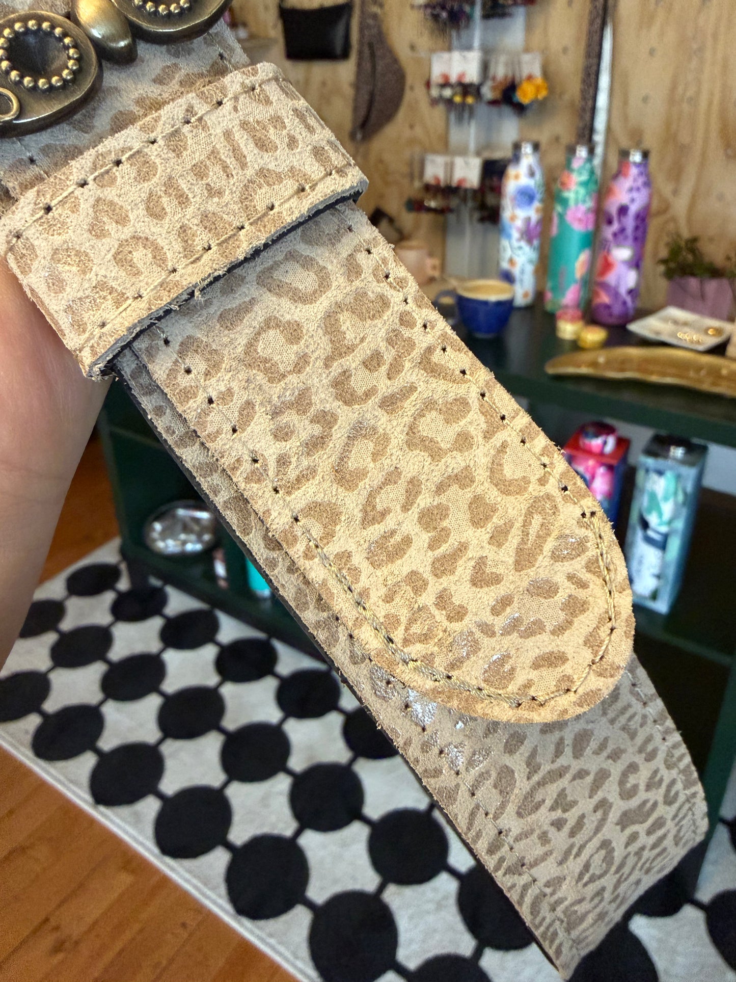 Cinturón de cuero chita arena con hebilla diseño envejecida