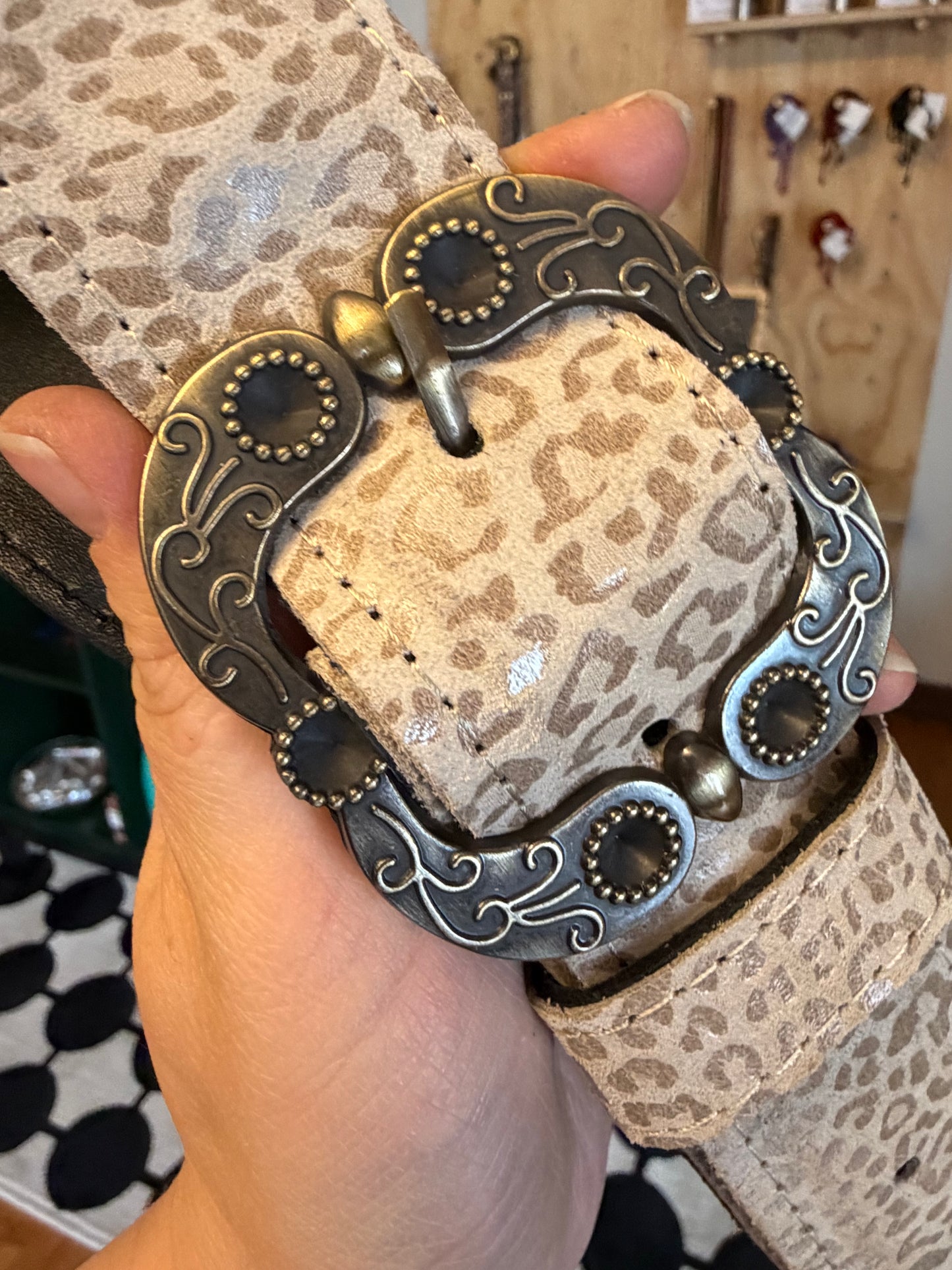Cinturón de cuero chita arena con hebilla diseño envejecida