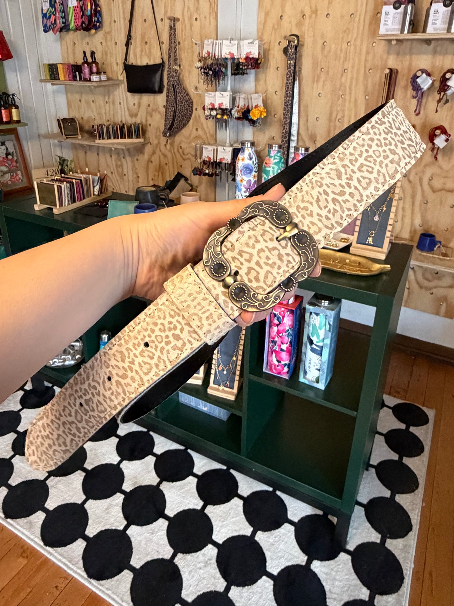 Cinturón de cuero chita arena con hebilla diseño envejecida