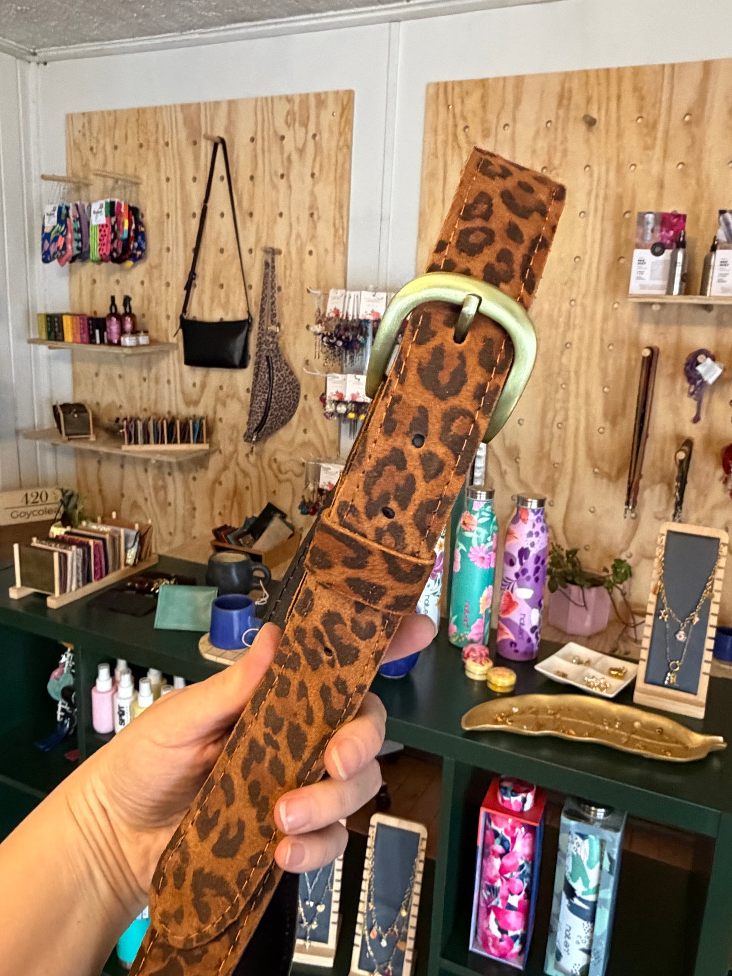 Cinturón de cuero animal print avellana hebilla dorada