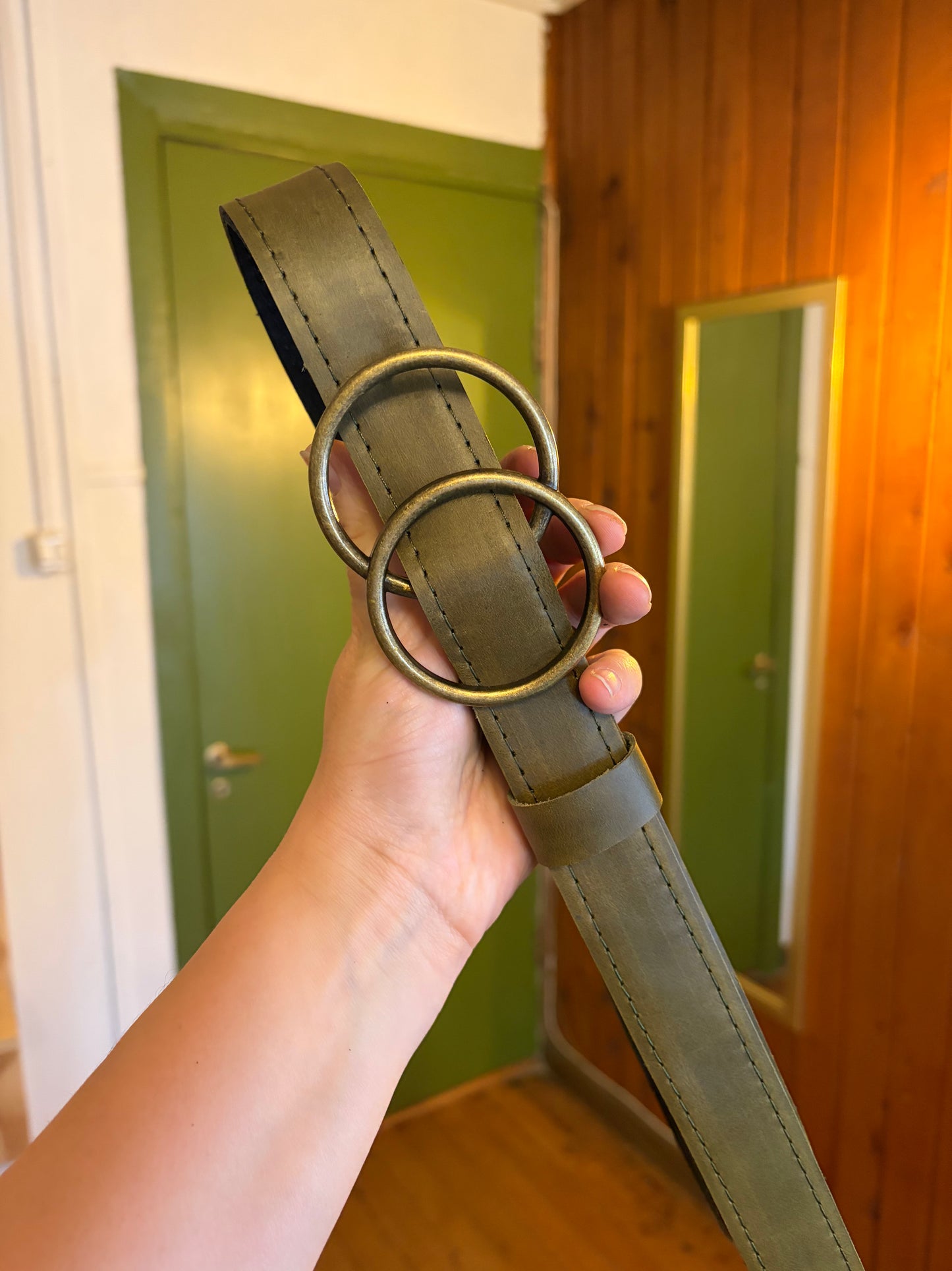 Cinturón de cuero verde musgo con hebilla circular envejecida